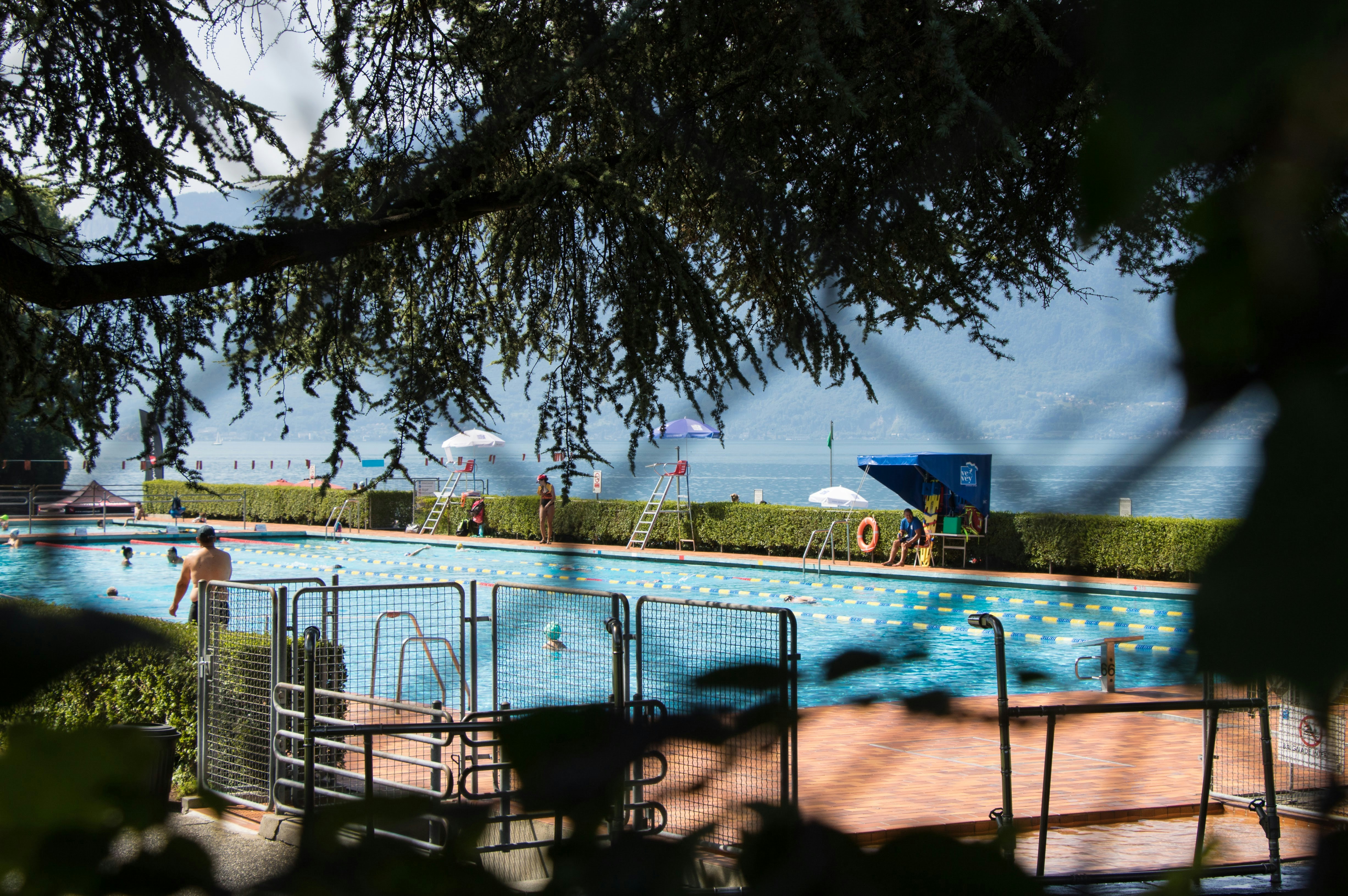 Piscina exterior del hotel con vista a la montaña nevada