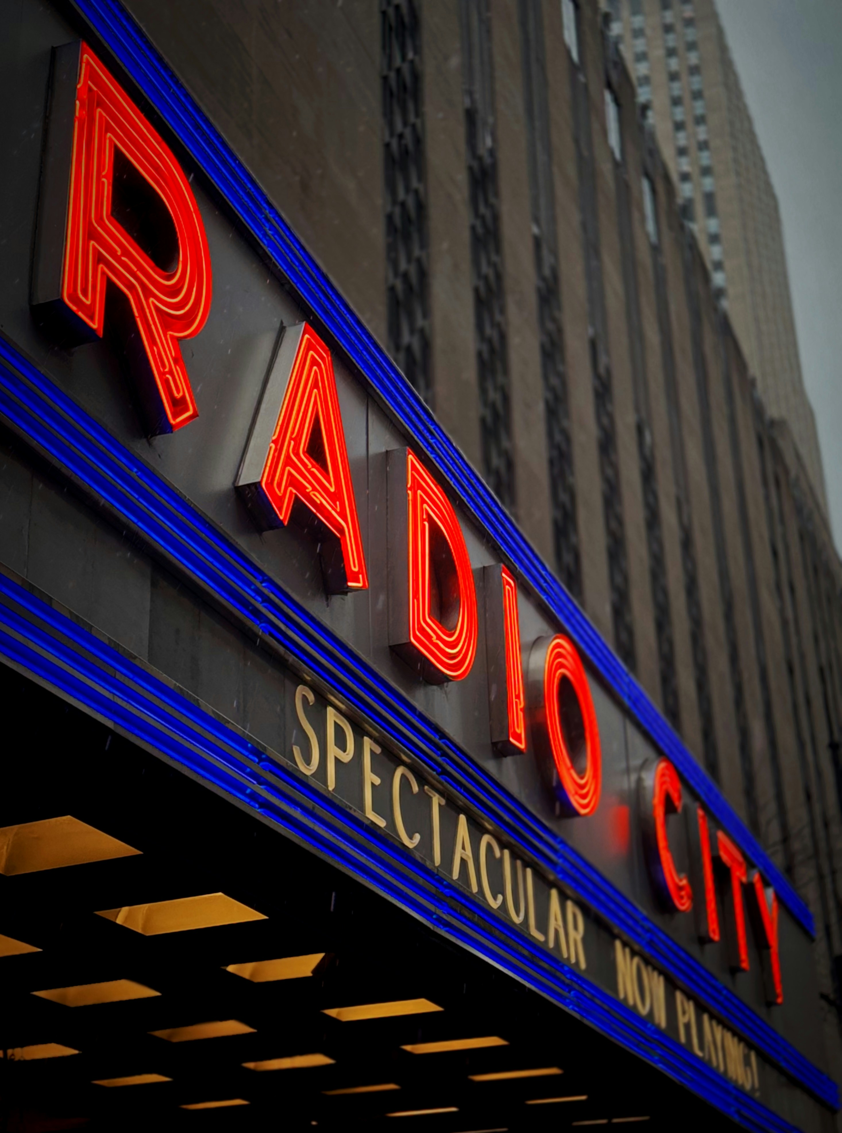Ein Radio-Stadtschild, das in Rot und Blau leuchtet