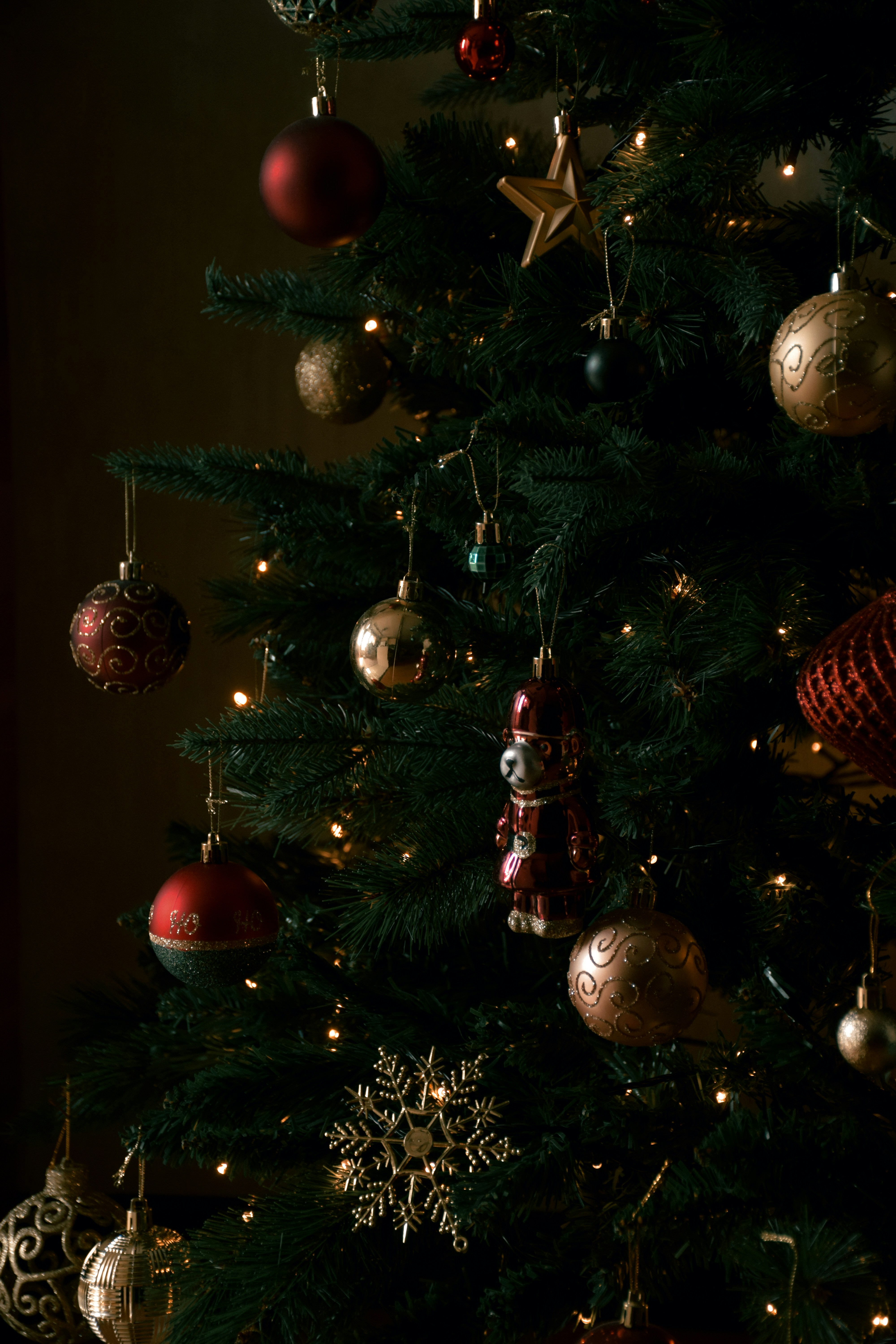 Christmas tree ornaments wallpaper, ilustrasi artikel DIY Christmas Tree Crafts: Deck Your Halls with Homemade Charm 1