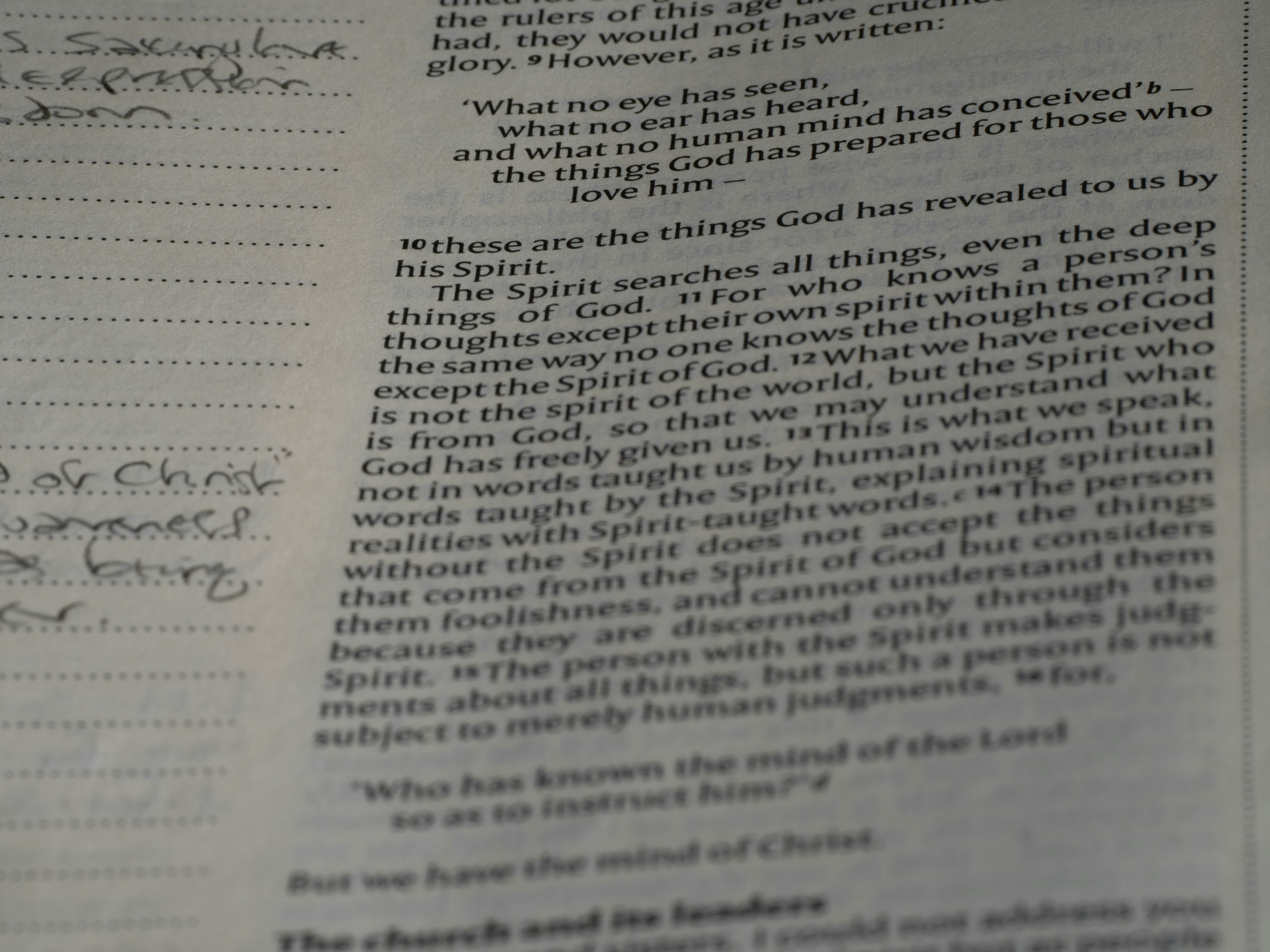 Nahaufnahme eines geschriebenen Buches