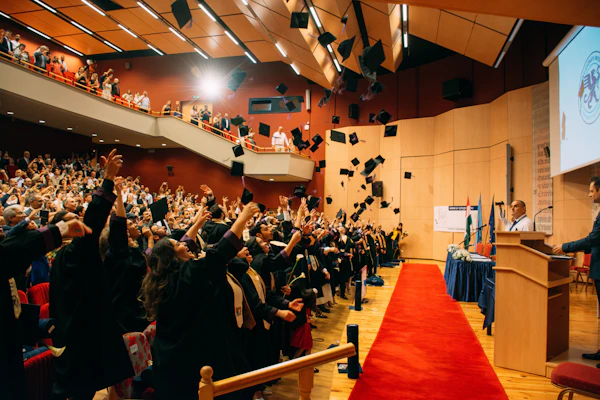Un homme debout sur un podium devant une foule de personnes