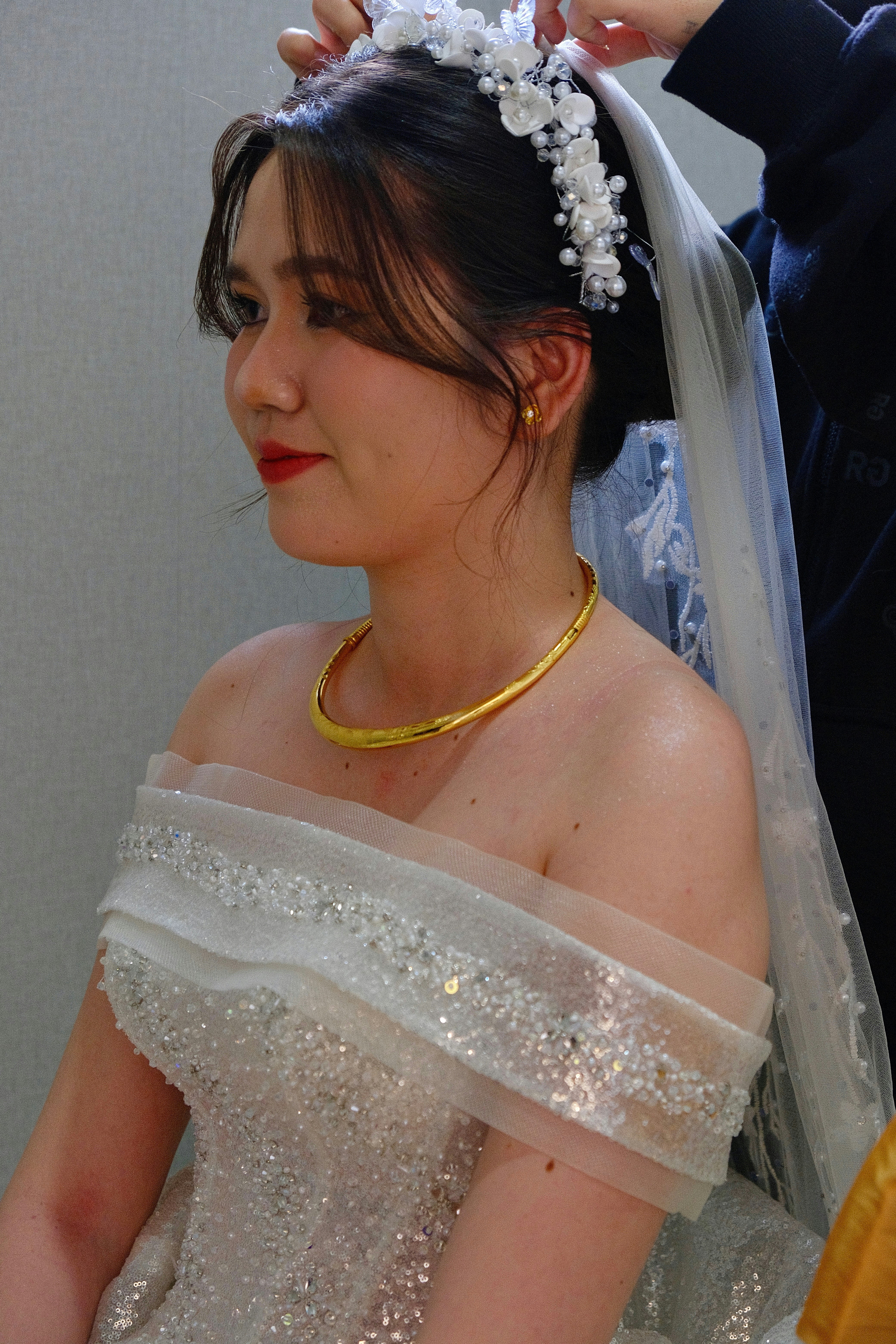 bridal makeup natural, wedding skin glow, soft focus bride, elegant wedding woman, ilustrasi artikel Timeless Beauty: Natural Wedding Makeup Looks for Every Skin Tone 9