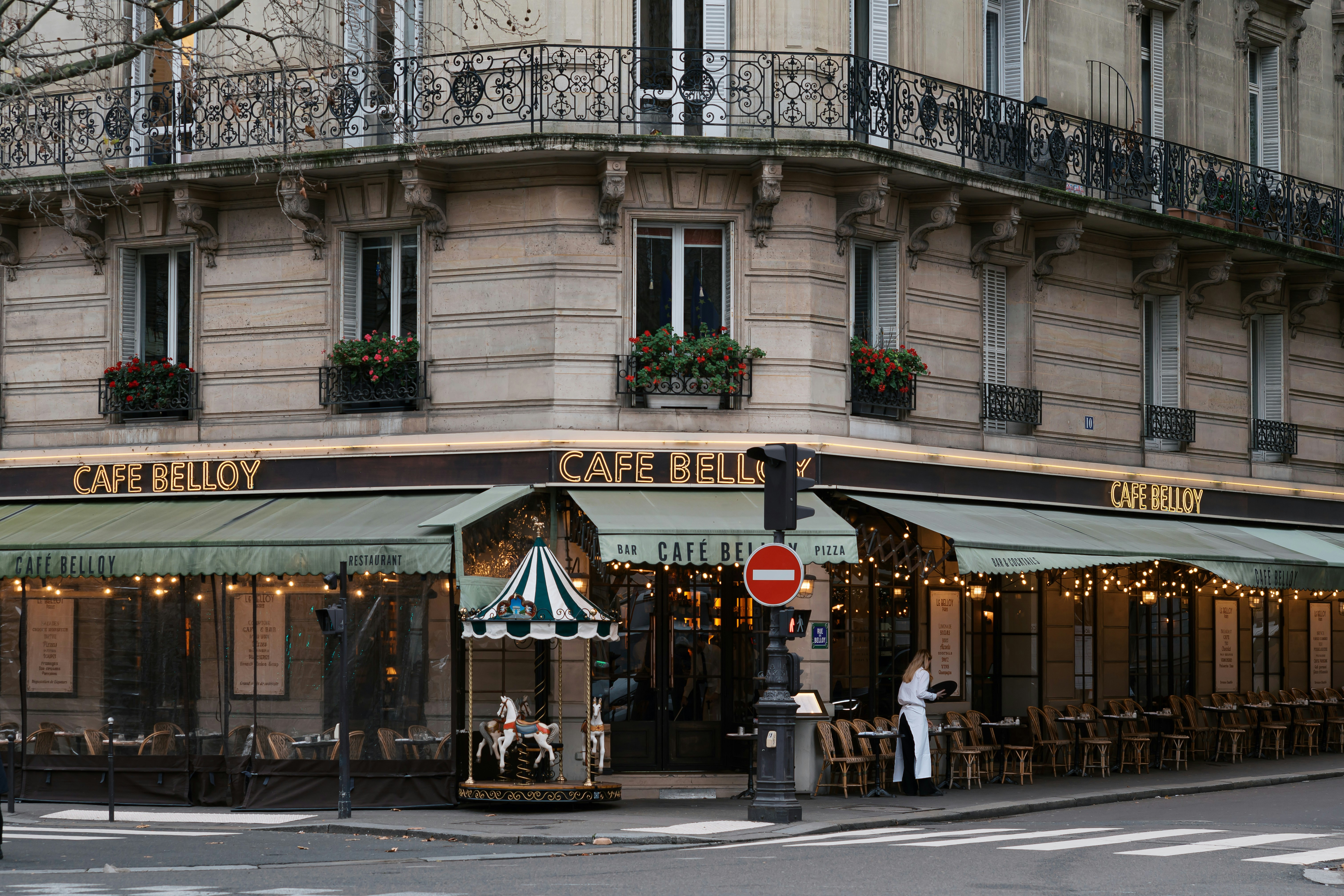 Eine Straßenecke mit einem Café an der Ecke