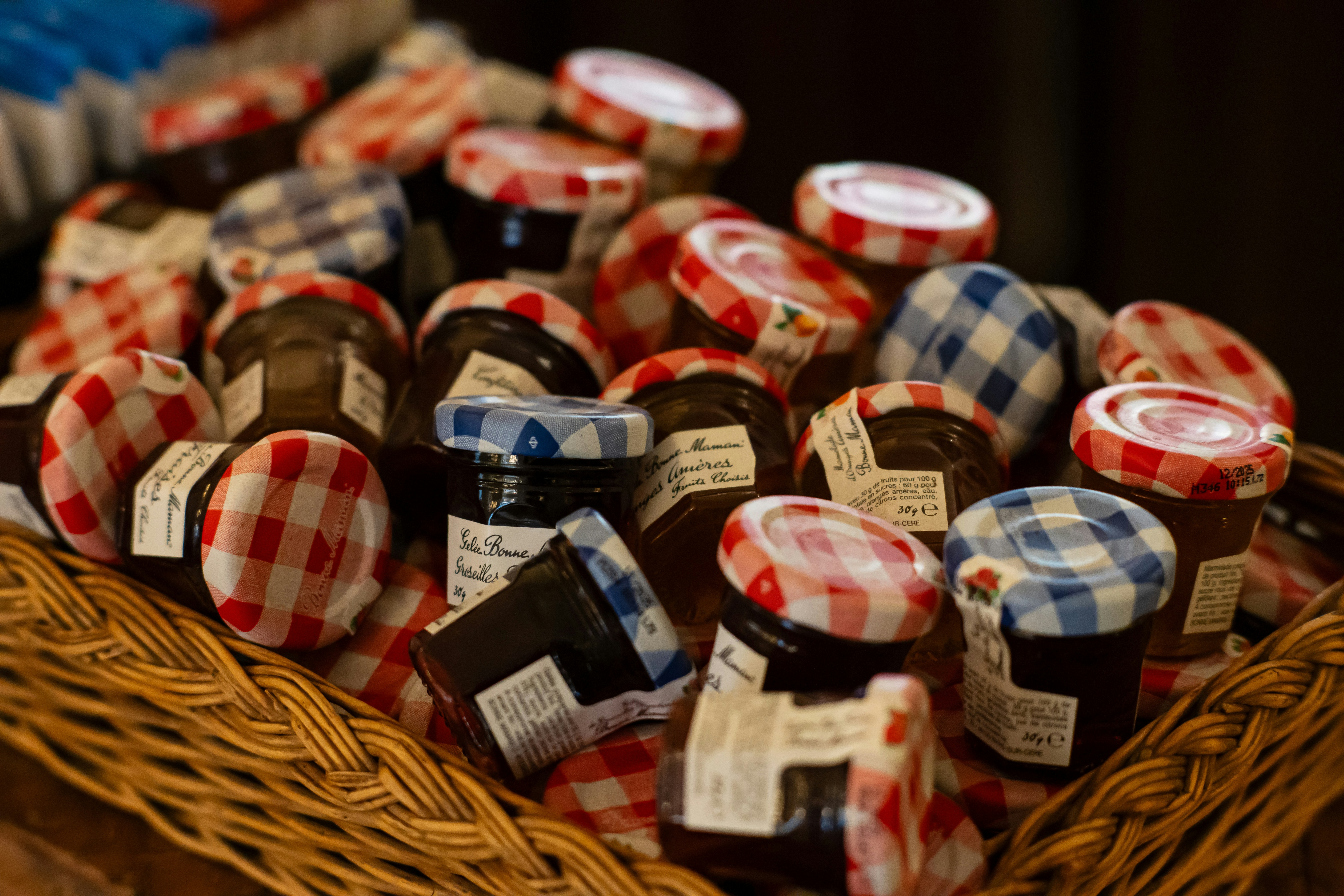 Ein Korb gefüllt mit vielen verschiedenen Arten von Süßigkeiten