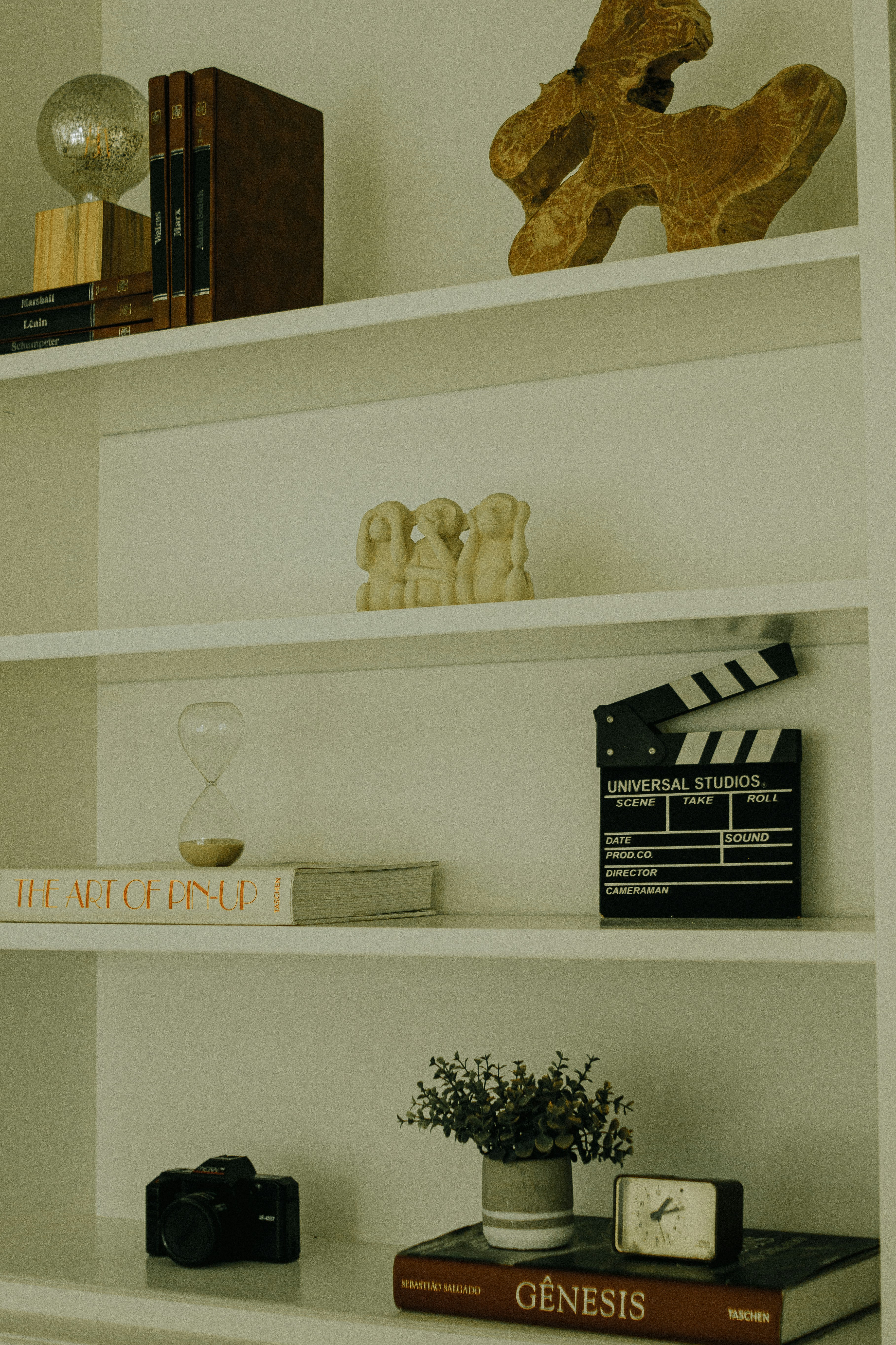 luxury bookshelf wallpaper, wallpaper, Luxury Bookshelves for Guest Rooms: Style & Function 6