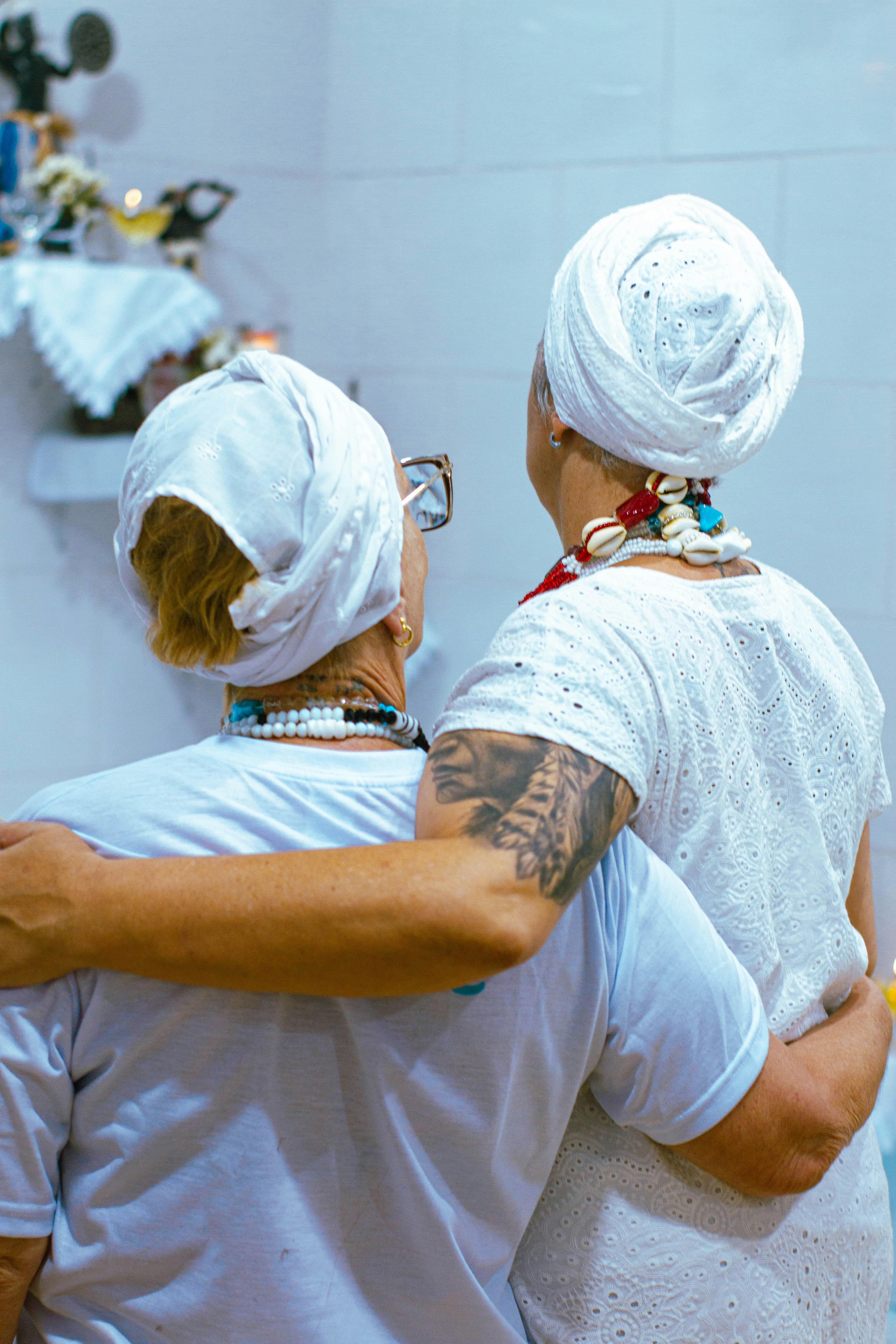 Un par de personas que están en una habitación