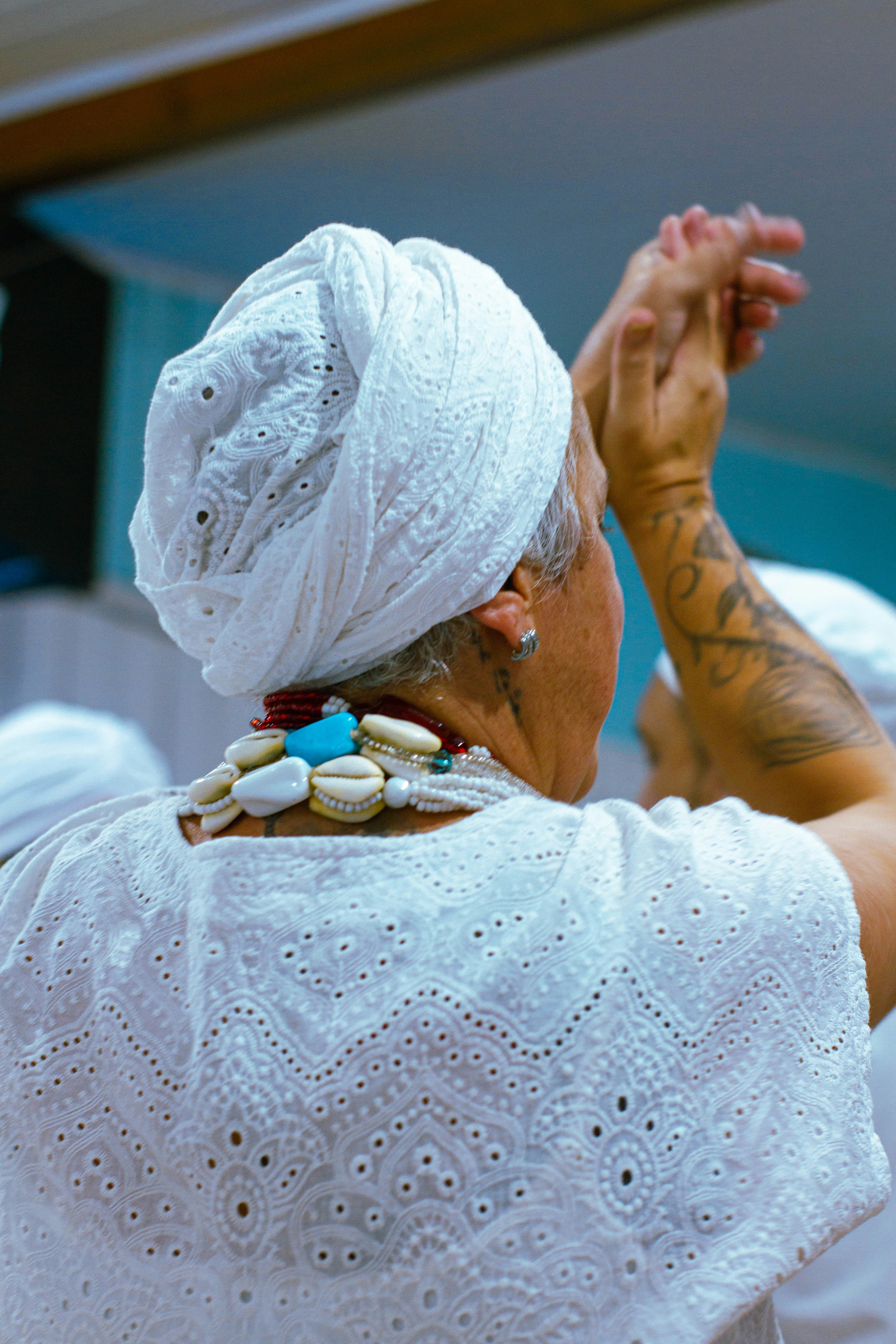 Una mujer con un vestido blanco y un turbante blanco