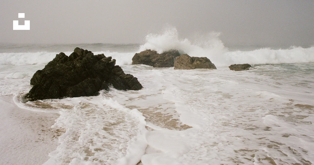 Un grand plan d’eau à côté d’un rivage rocheux photo – Image gratuite ...