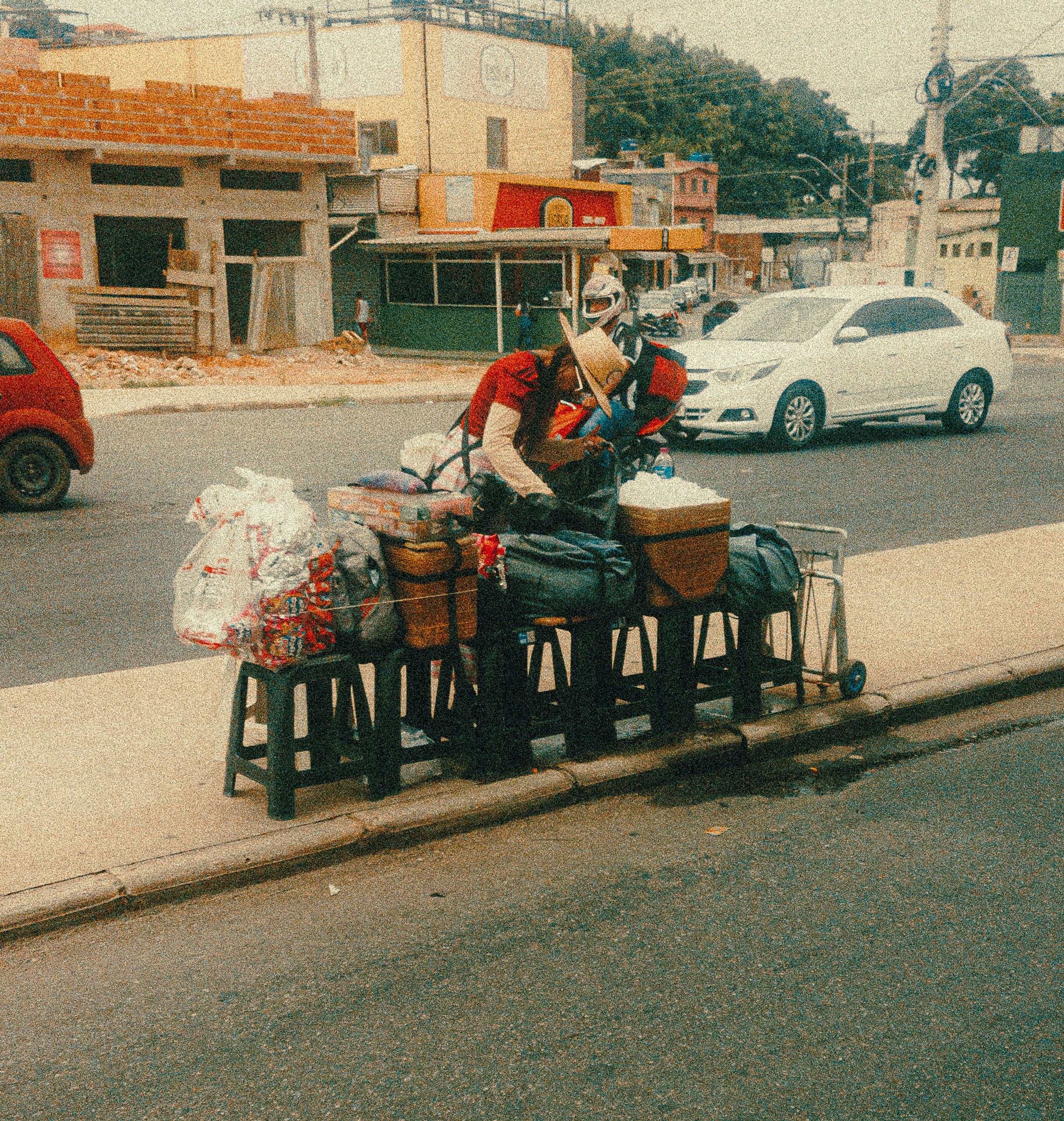 Eine Person, die auf einem Tisch sitzt, auf dem sich Gepäck befindet