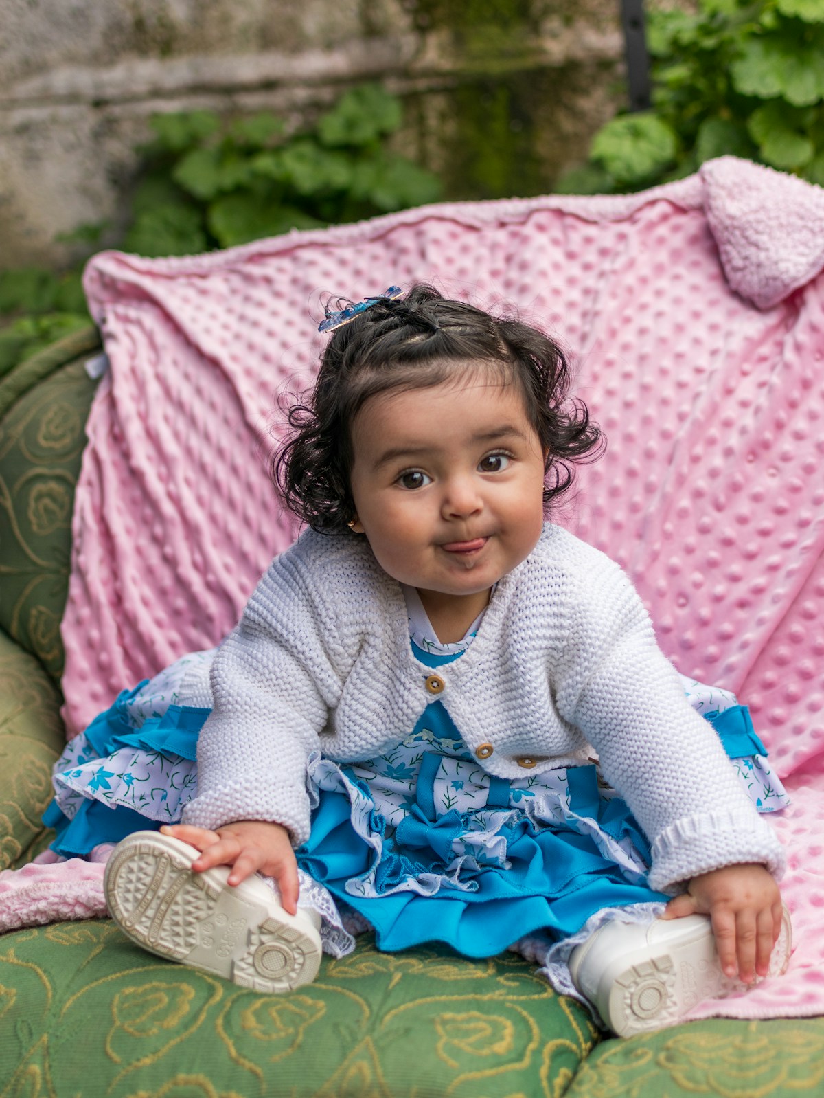 a-little-girl-sitting-on-top-of-a-green-couch-7R-nguE0k_E collection background image