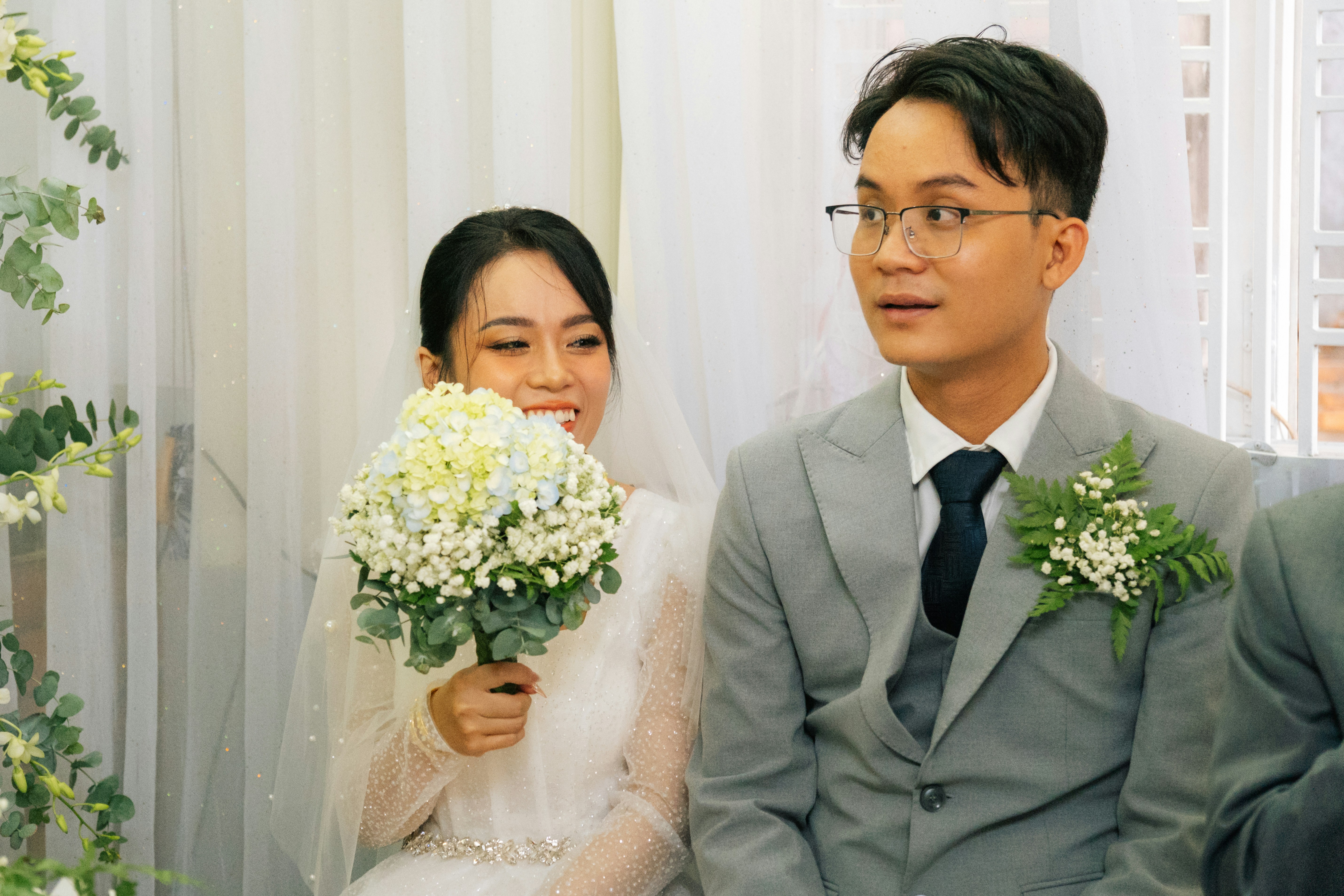 Une mariée et un marié assis l’un à côté de l’autre