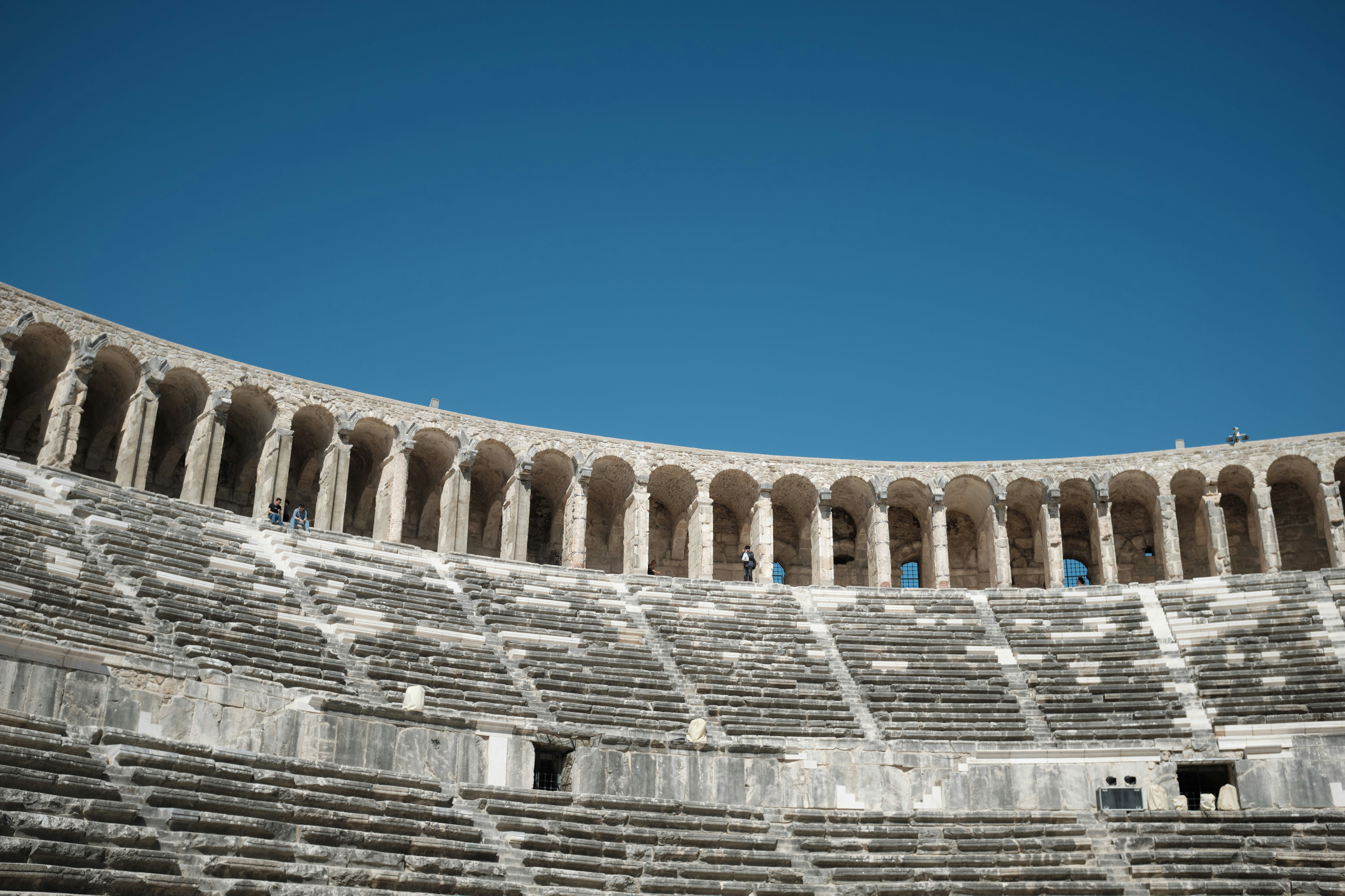 Una grande arena di pietra con uno sfondo di cielo