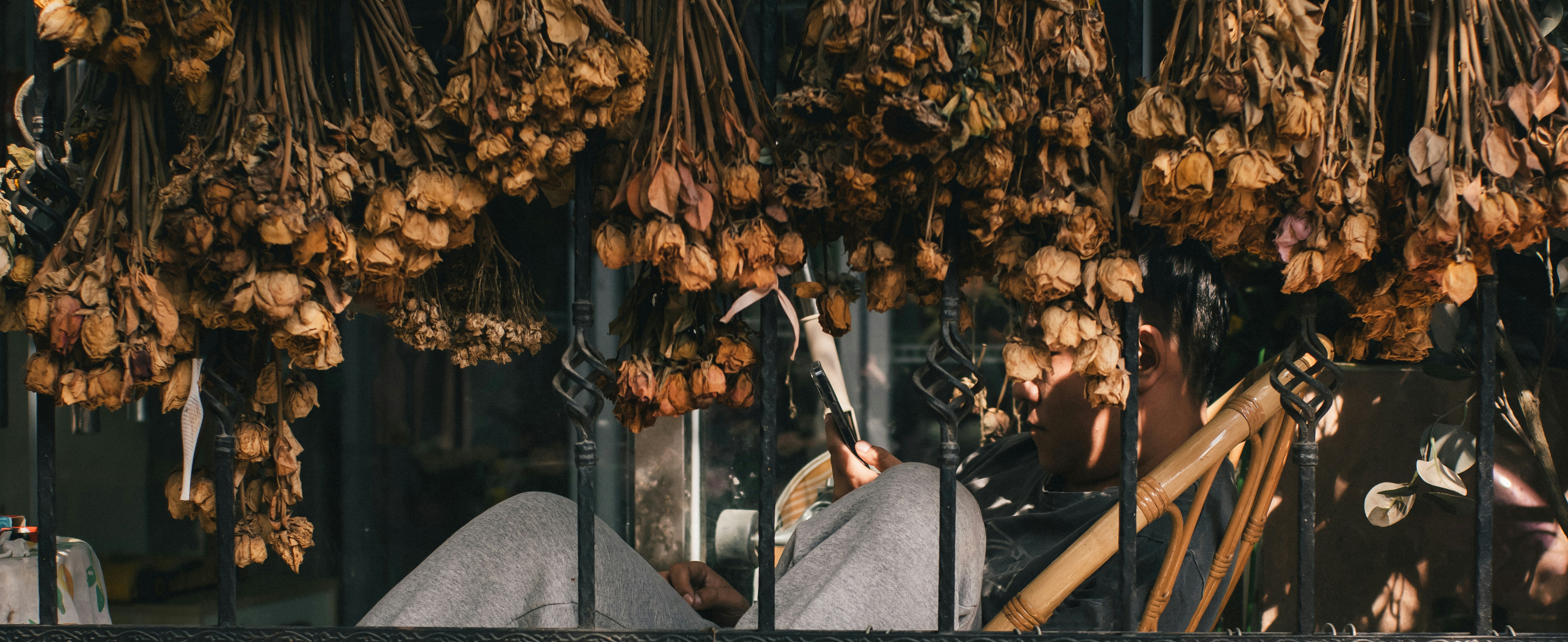 Ein Haufen Essen, das an einem Metallgestell hängt