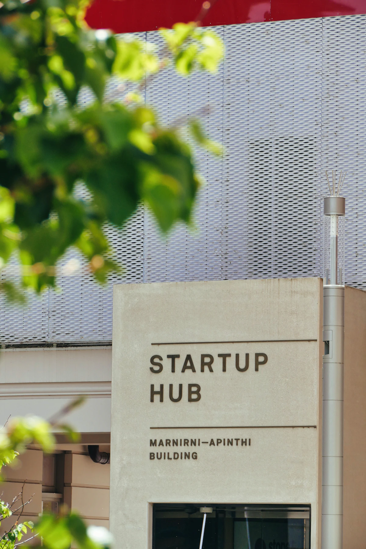 Espace d'innovation et coworking, à l'image du PIC Cataroux de Clermont-Ferrand — Photo : Vlad Kutepov / Unsplash