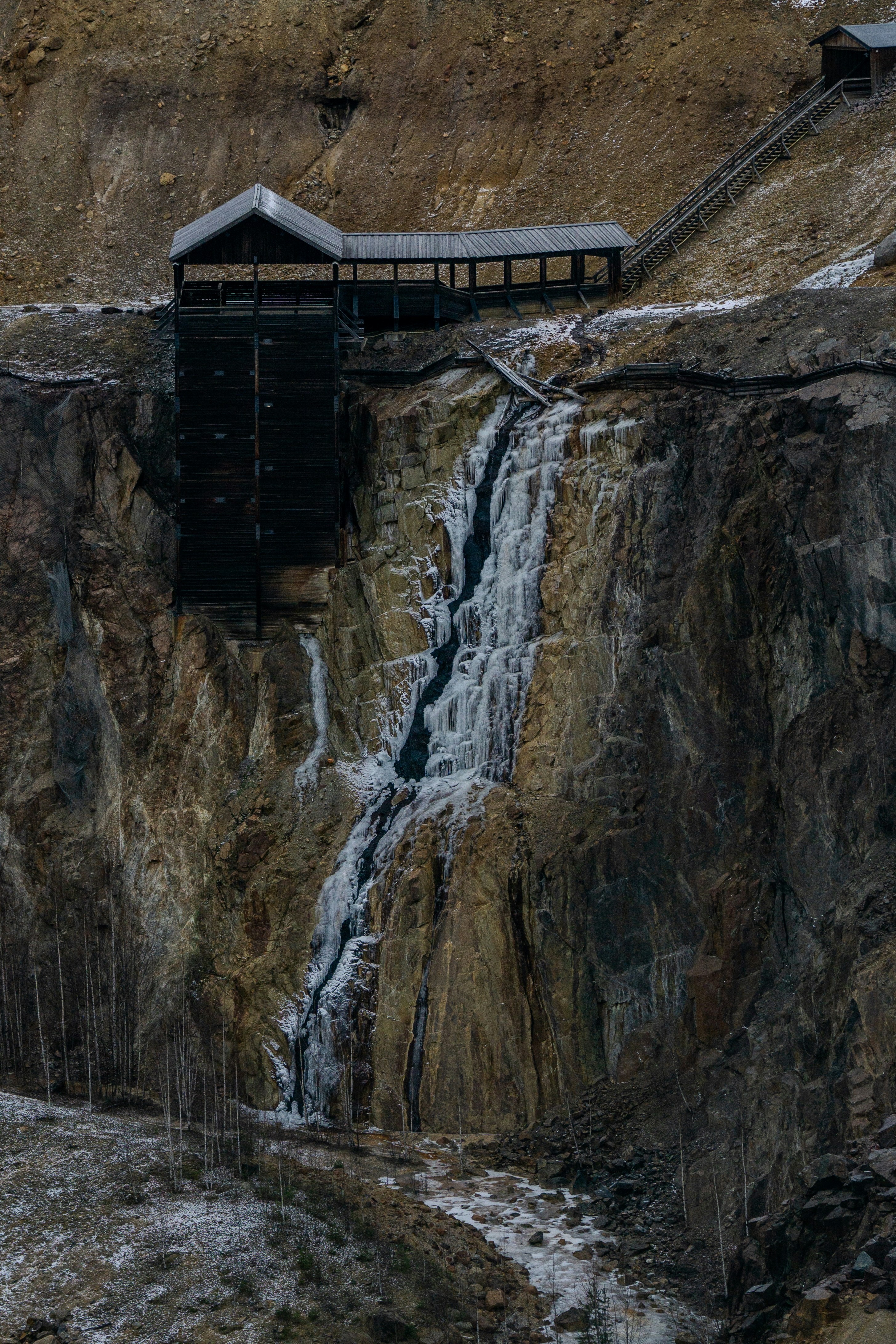 Ein Zug, der über eine Brücke über einen Wasserfall fährt