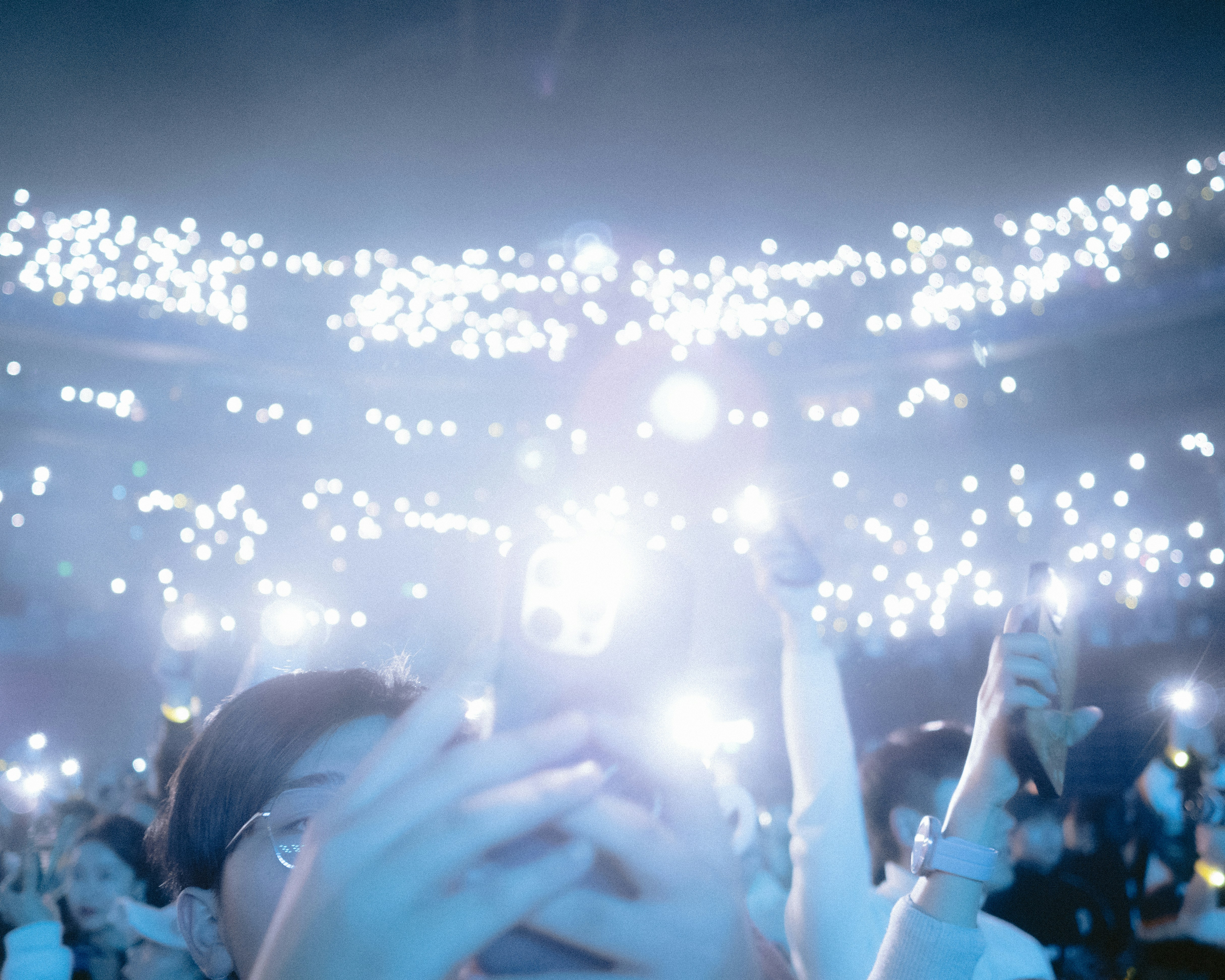 Noiseyard website builder for musicians, blog post: A person taking a picture with a cell phone at a concert