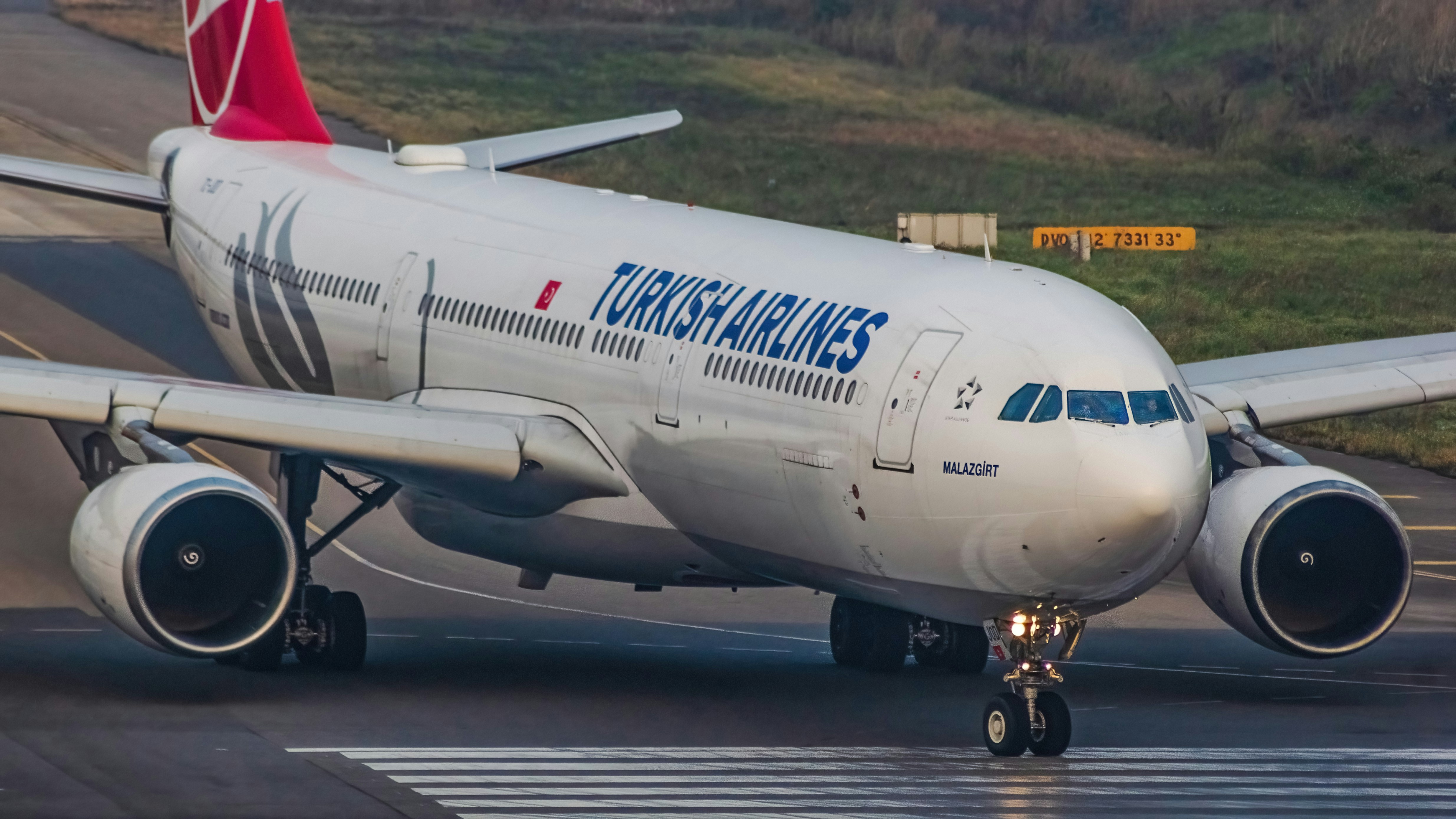 A large jetliner sitting on top of an airport runway