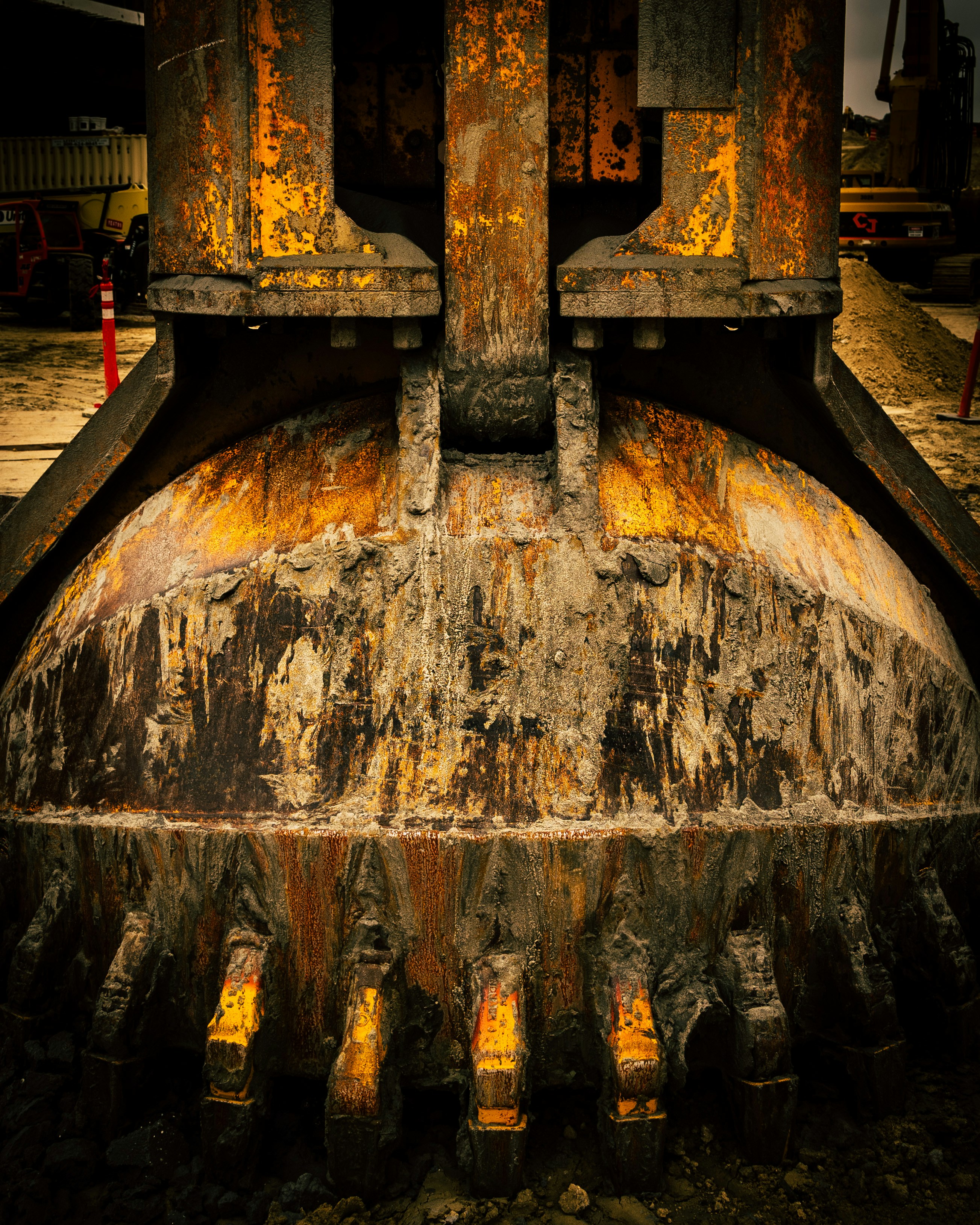 Un gros plan d’un gros objet métallique