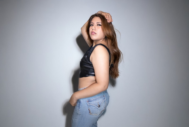 Mexicana posando con top negro