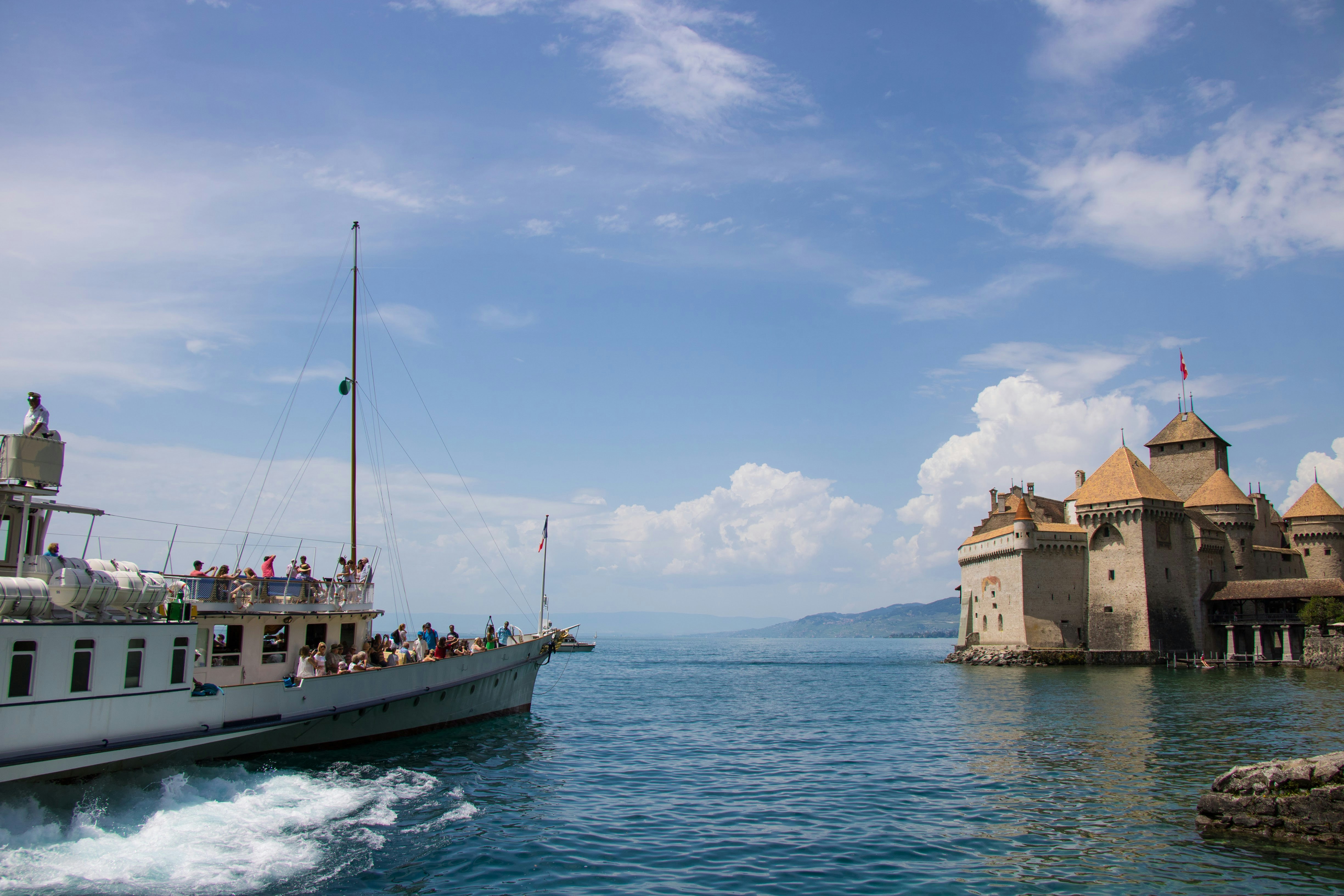 Bateau du Léman devant le château de Chillon
