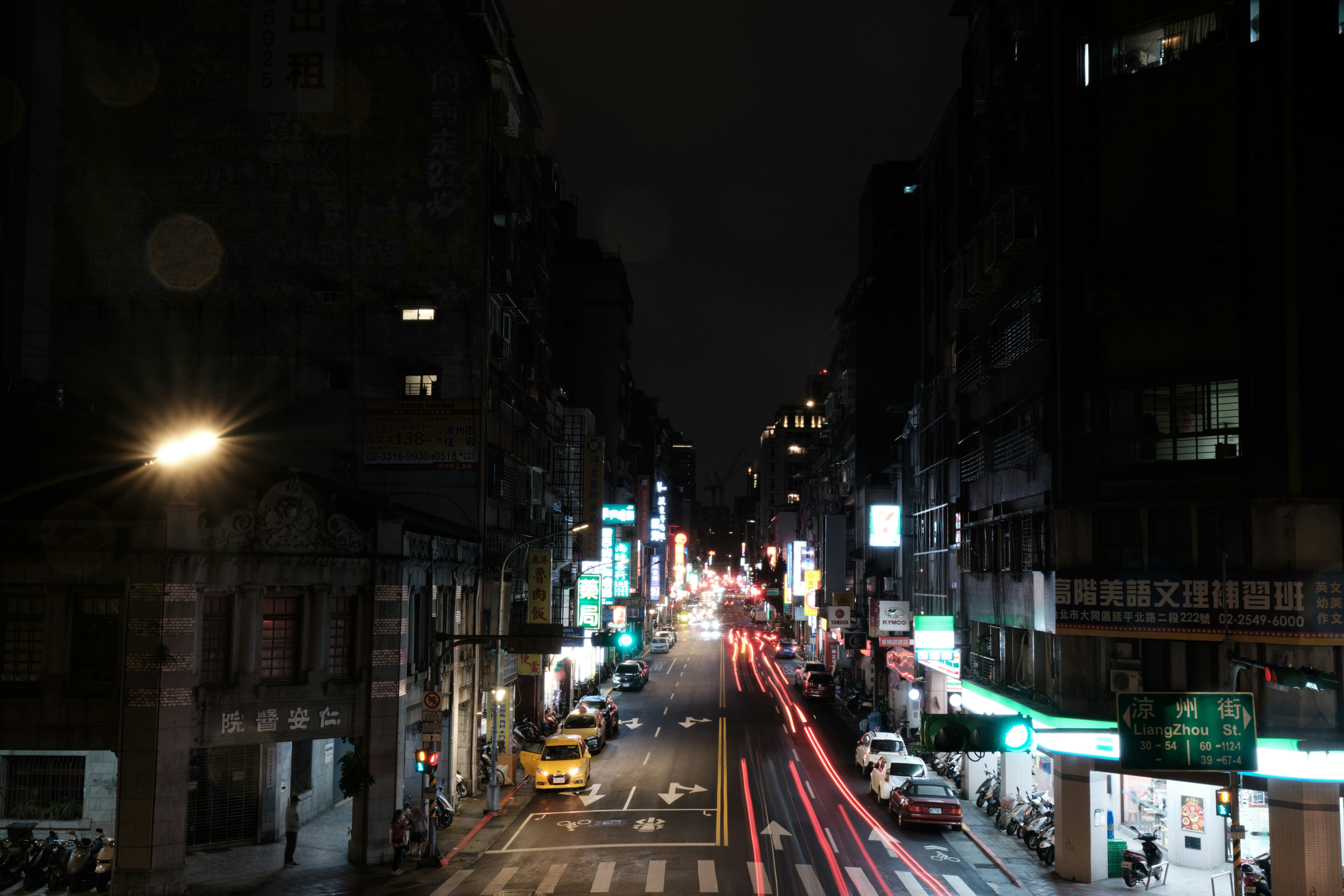 A city street filled with lots of traffic at night