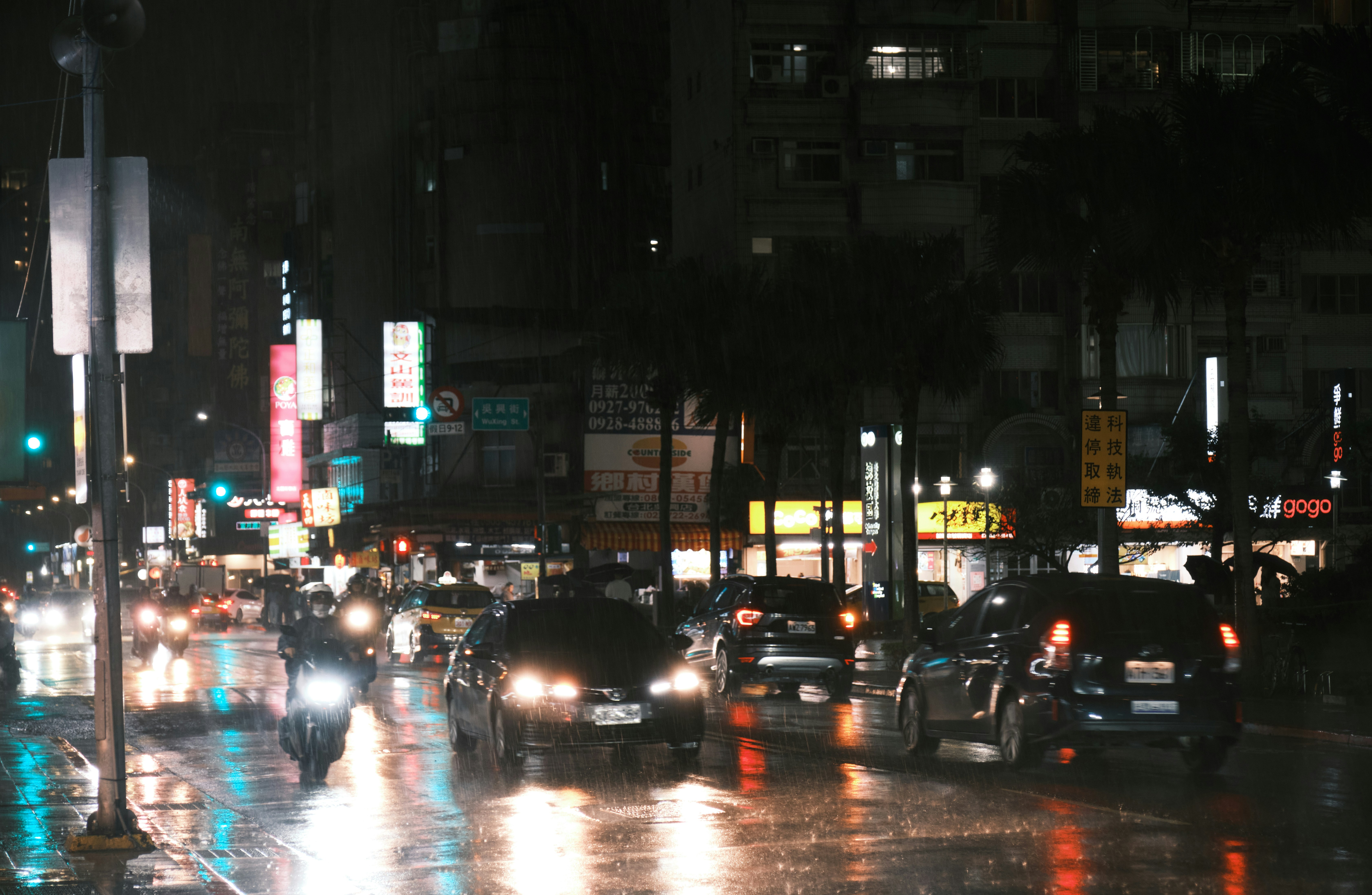 A city street filled with lots of traffic at night