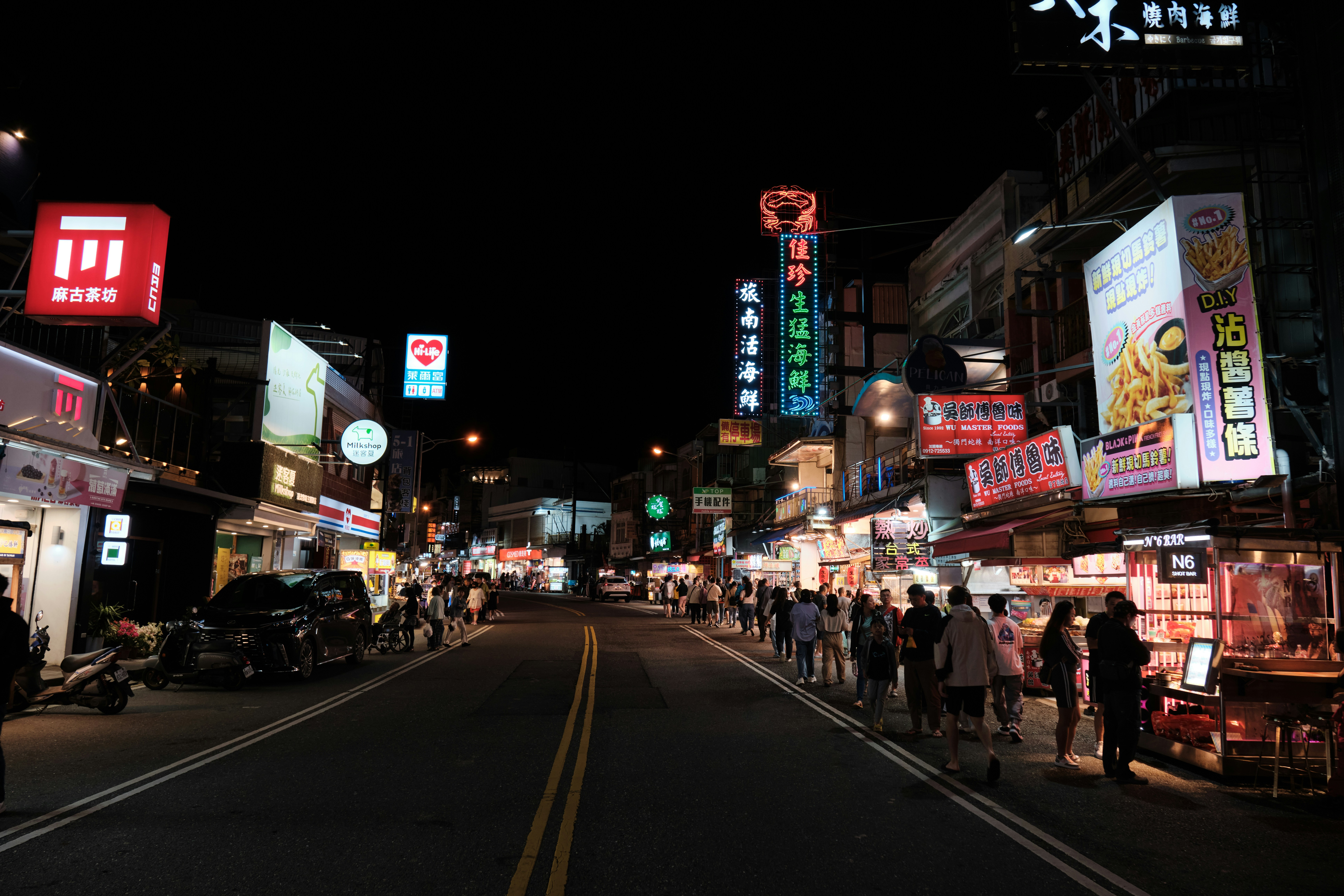 A city street filled with lots of traffic at night