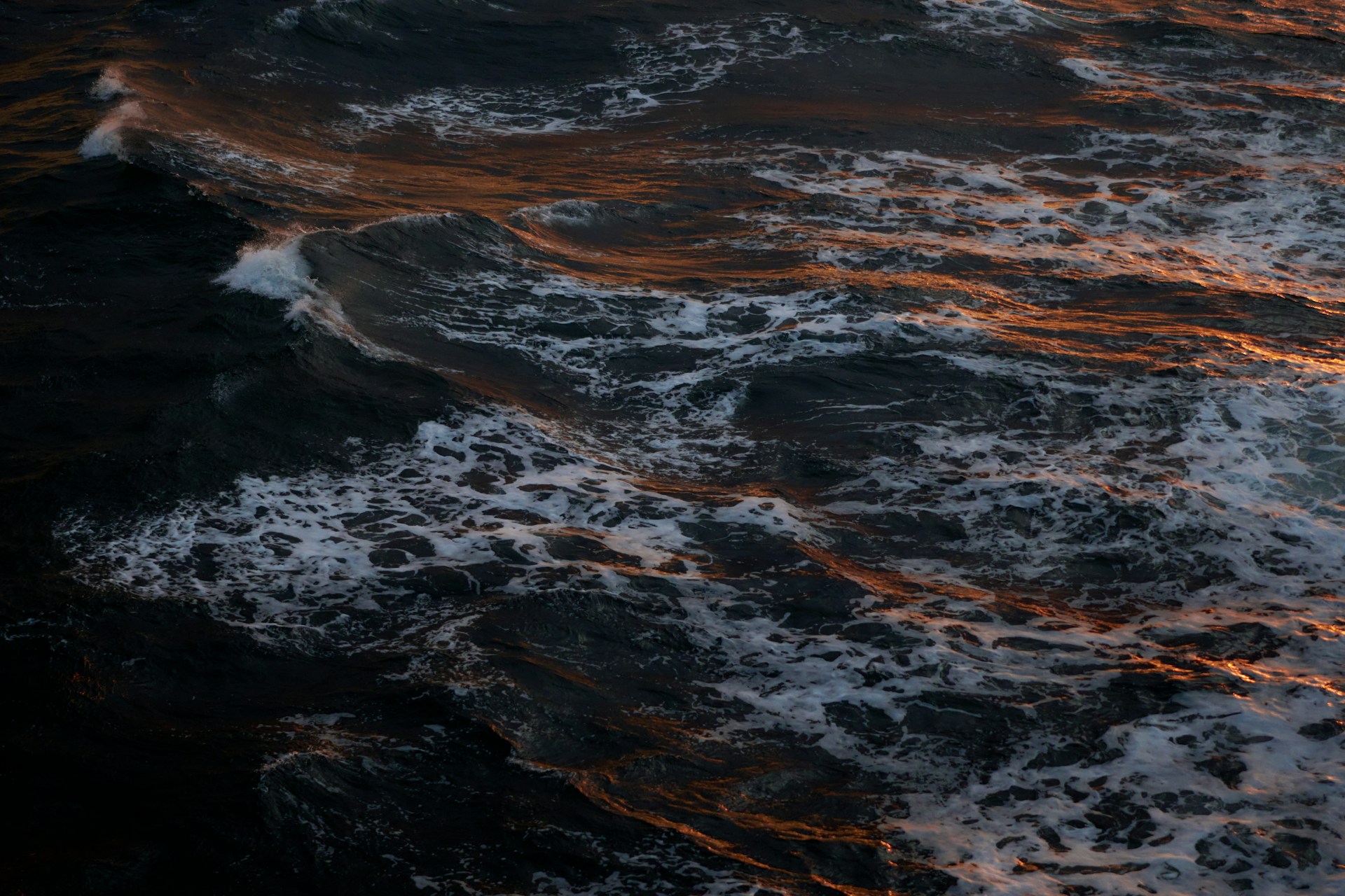 A view of a body of water with waves