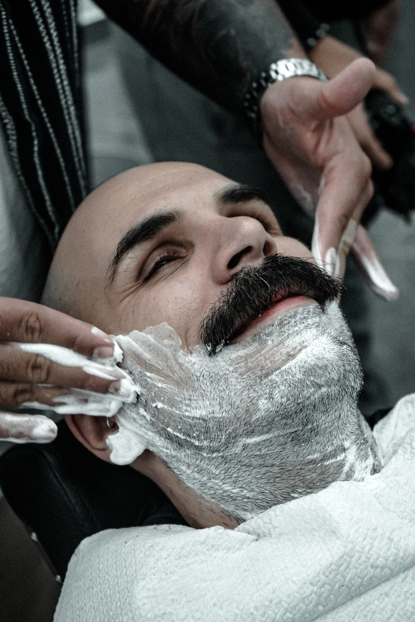 Hombre en la barbería cortándose el pelo