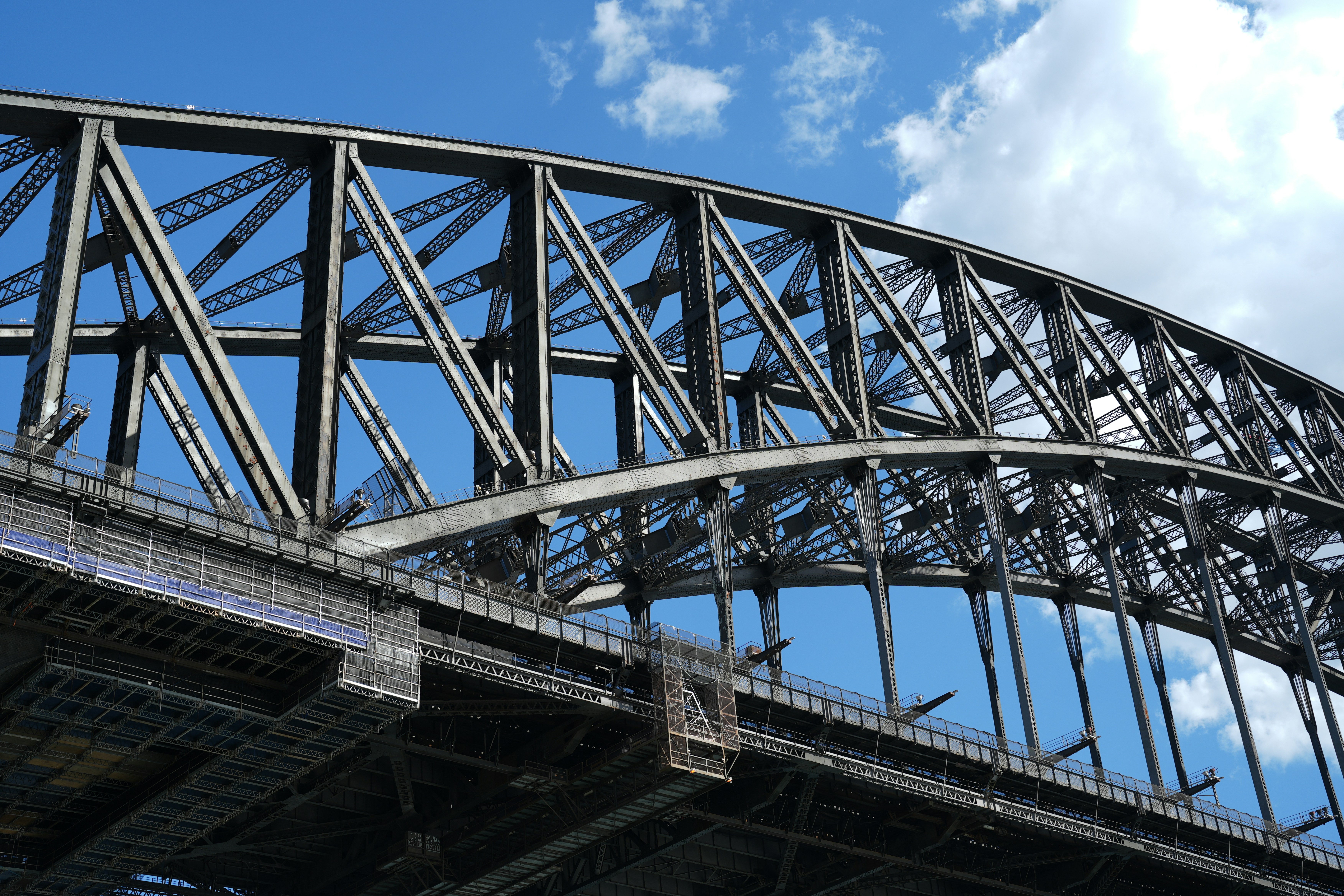 Un puente que tiene una estructura metálica