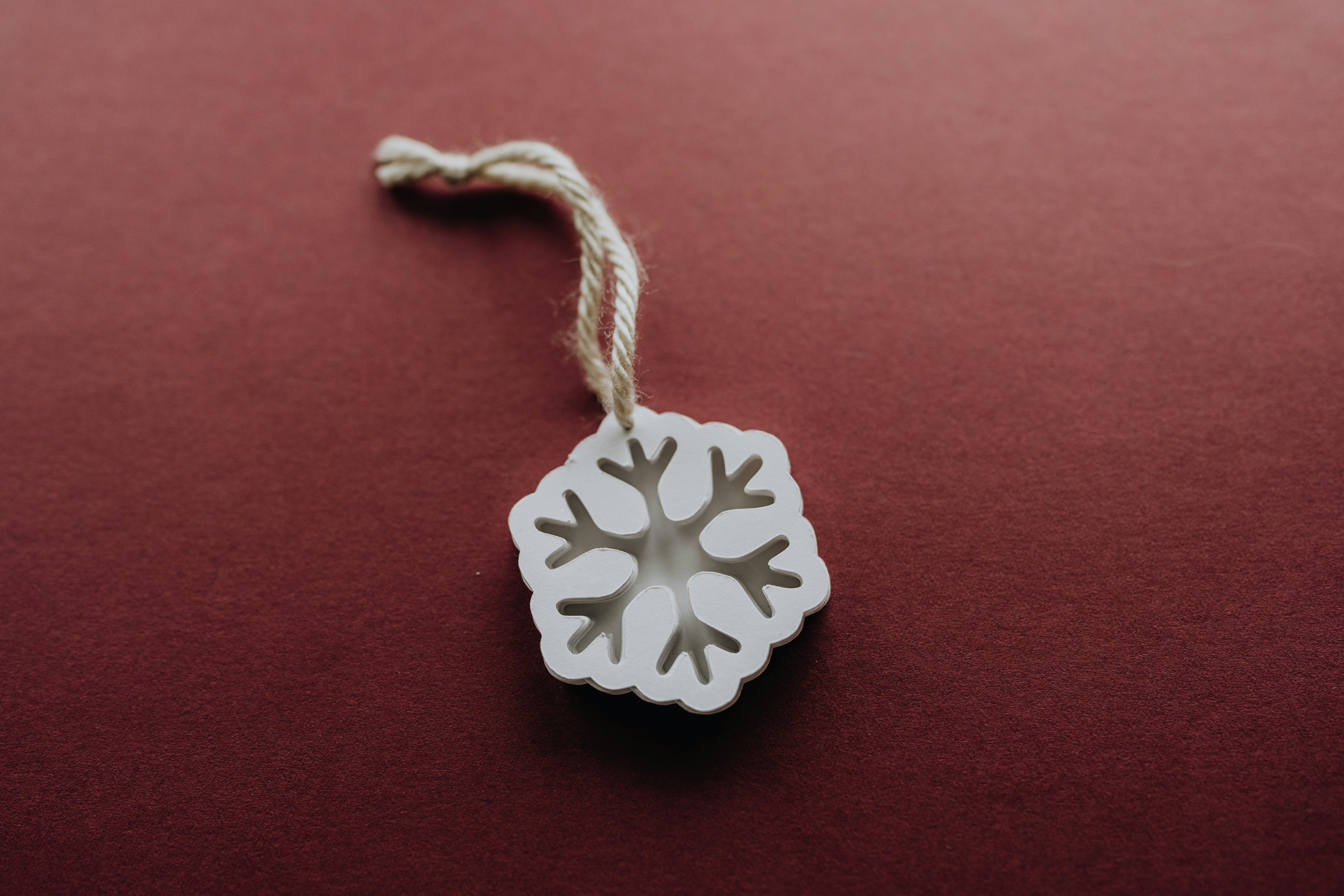 빨간 표면에 흰 눈송이 장식 사진 – Unsplash의 무료 크리스마스 이미지, image size:3000x2000