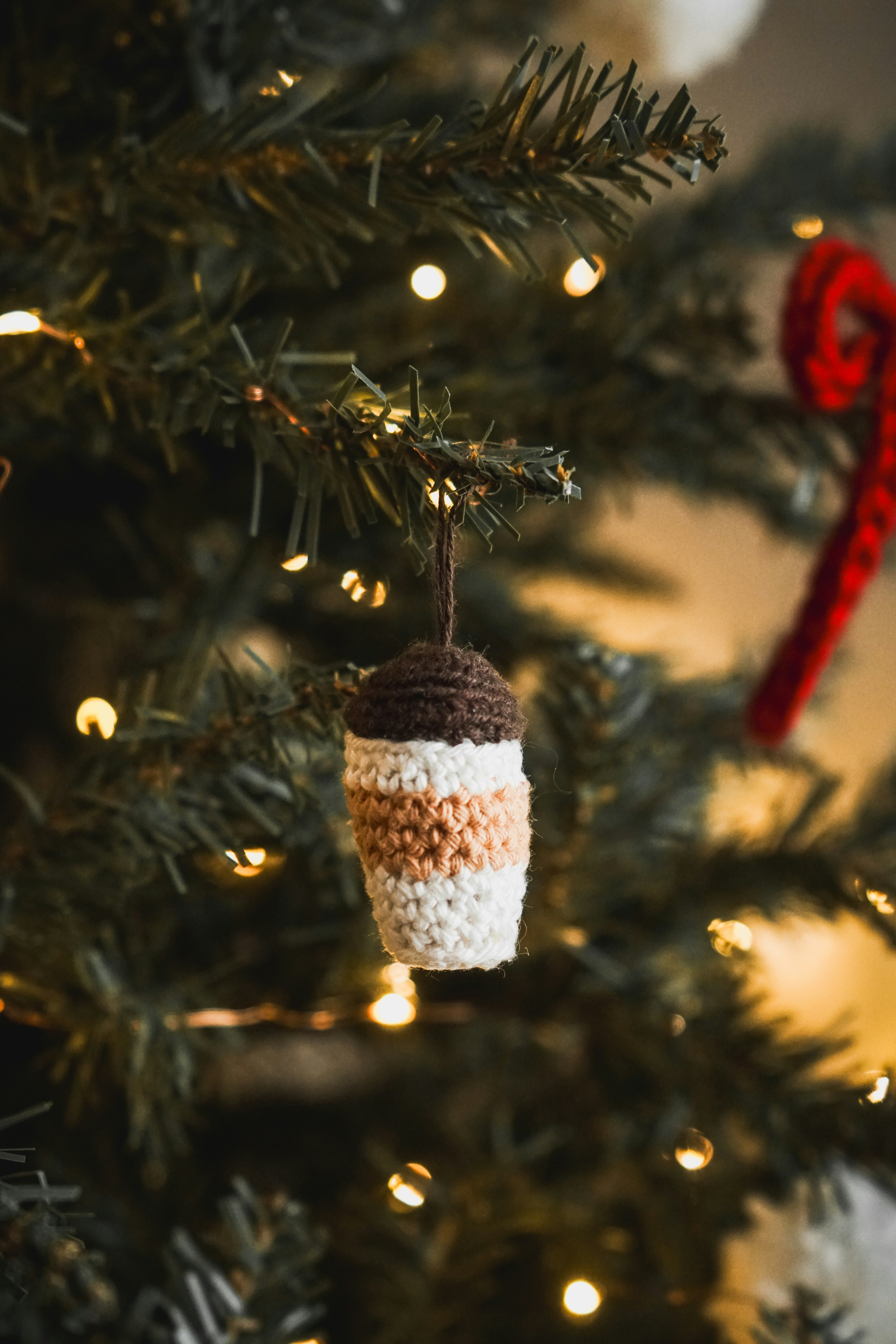 Ornamen natal yang tergantung di pohon natal