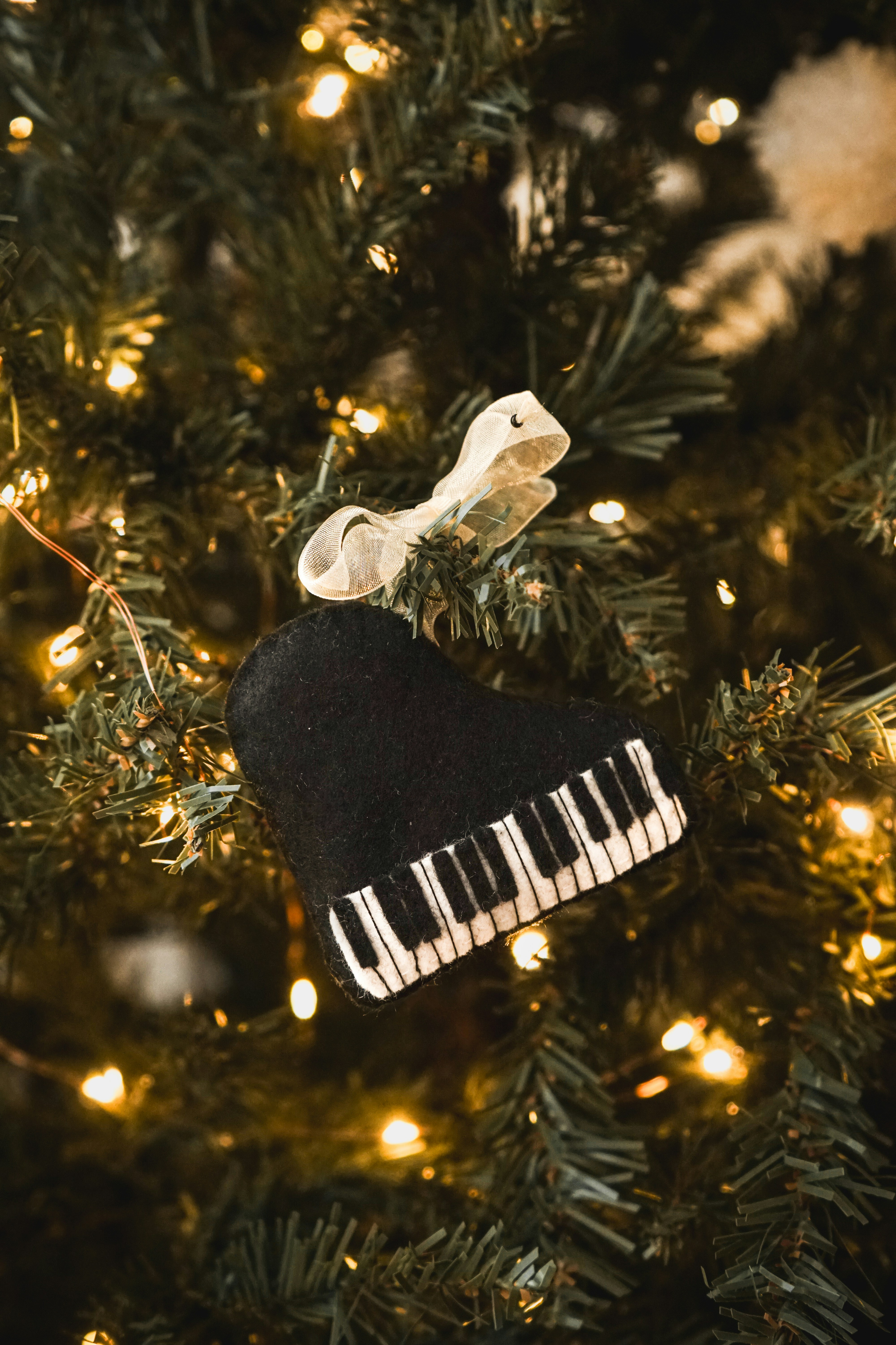 크리스마스 트리 앞의 피아노 사진 – Unsplash의 무료 크리스마스 이미지, image size:3000x4500