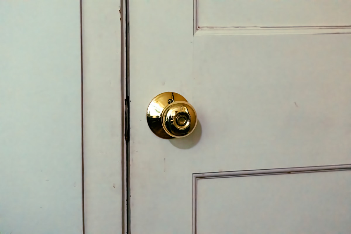 How to change a doorknob