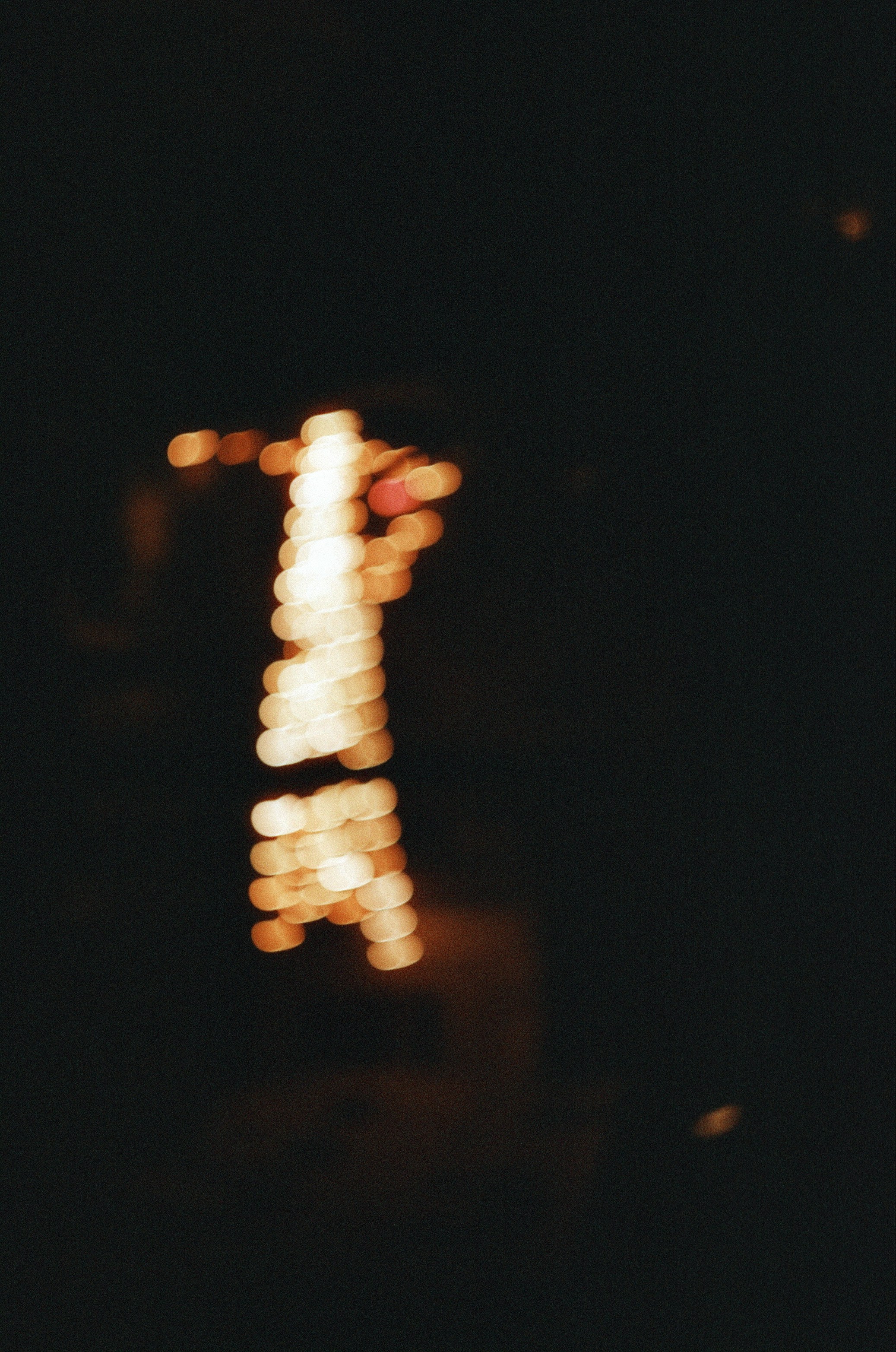 Una foto borrosa de un letrero de la calle por la noche