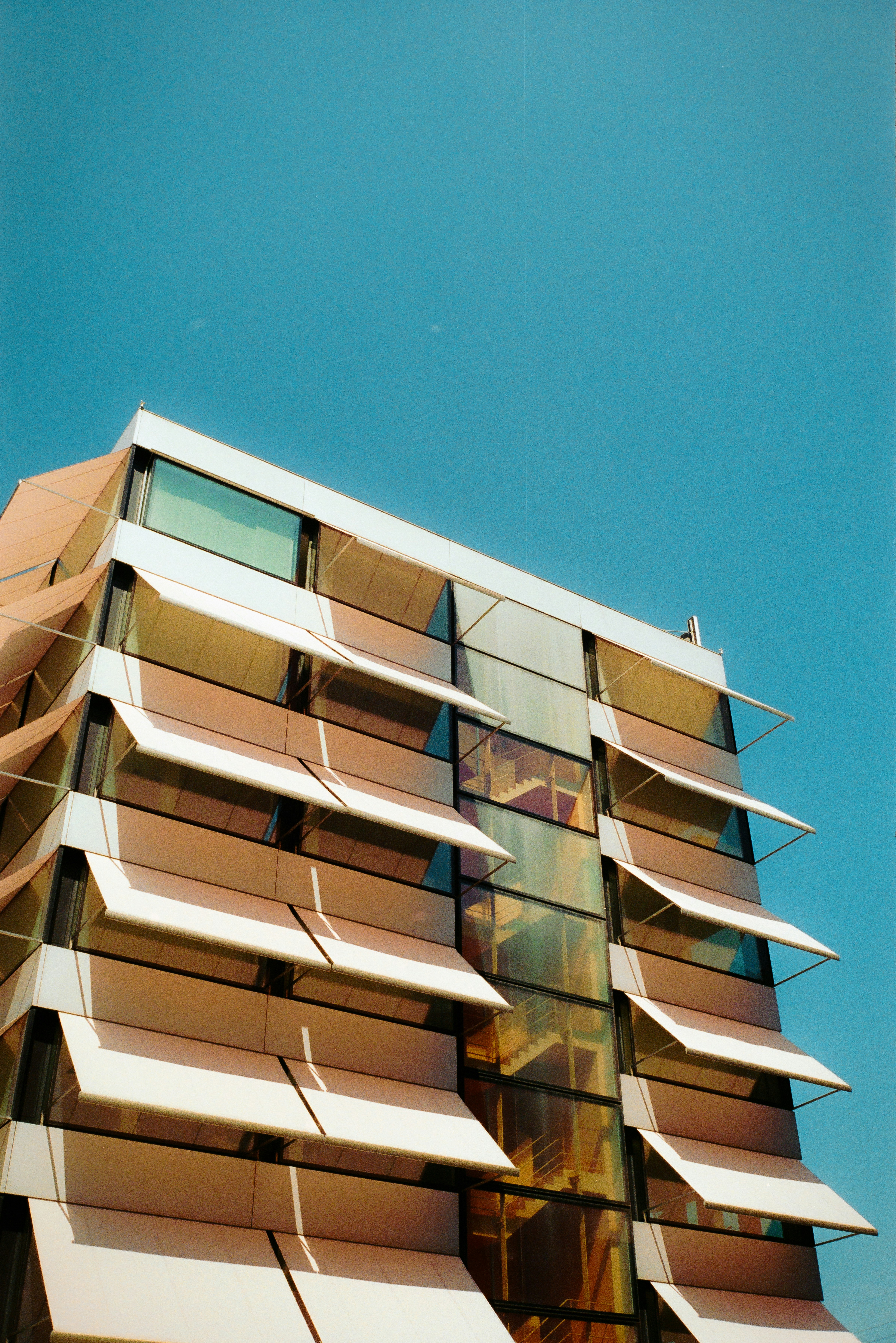 Ein hohes Gebäude mit vielen Fenstern darauf