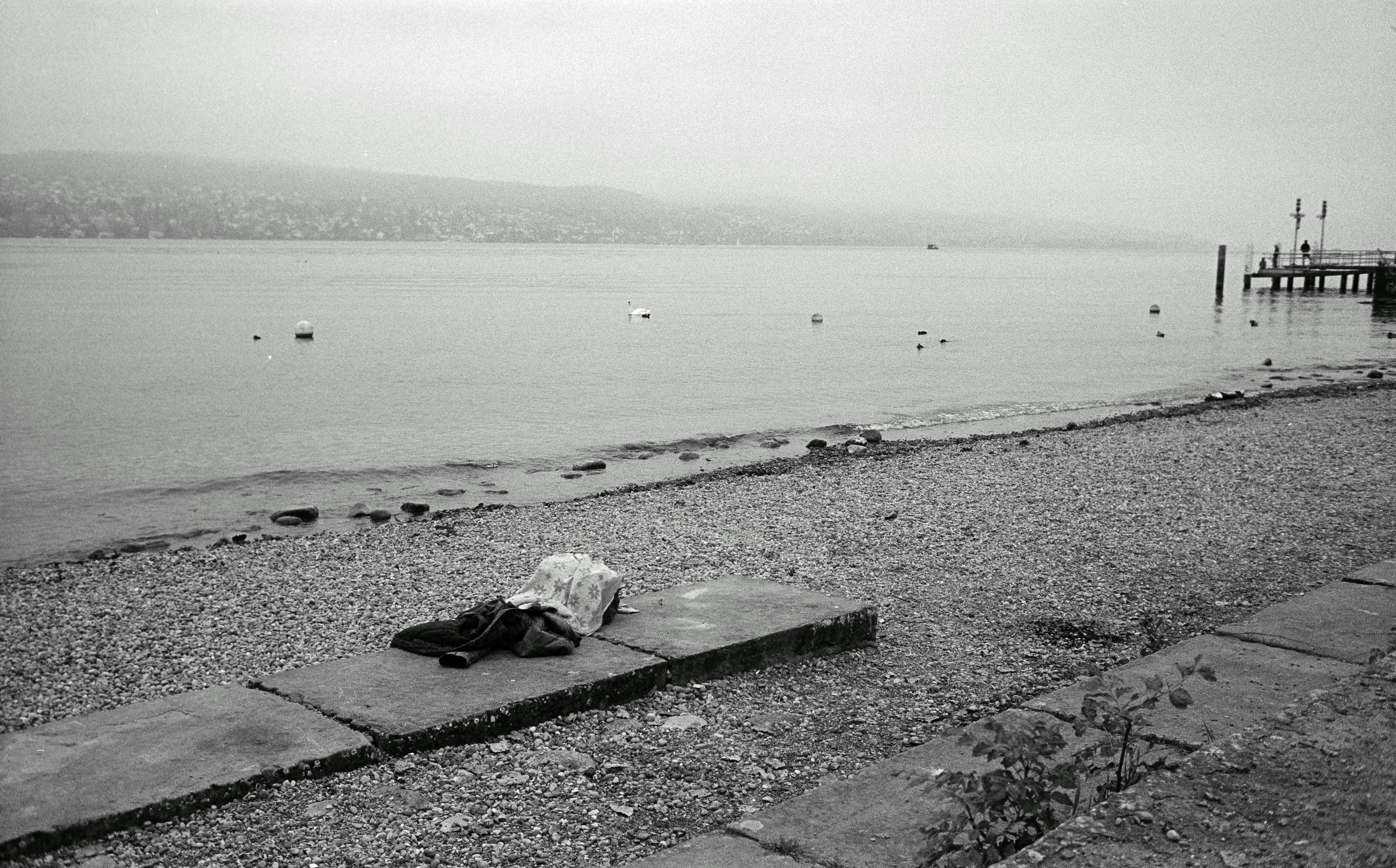Ein Schwarz-Weiß-Foto einer Person, die am Strand liegt