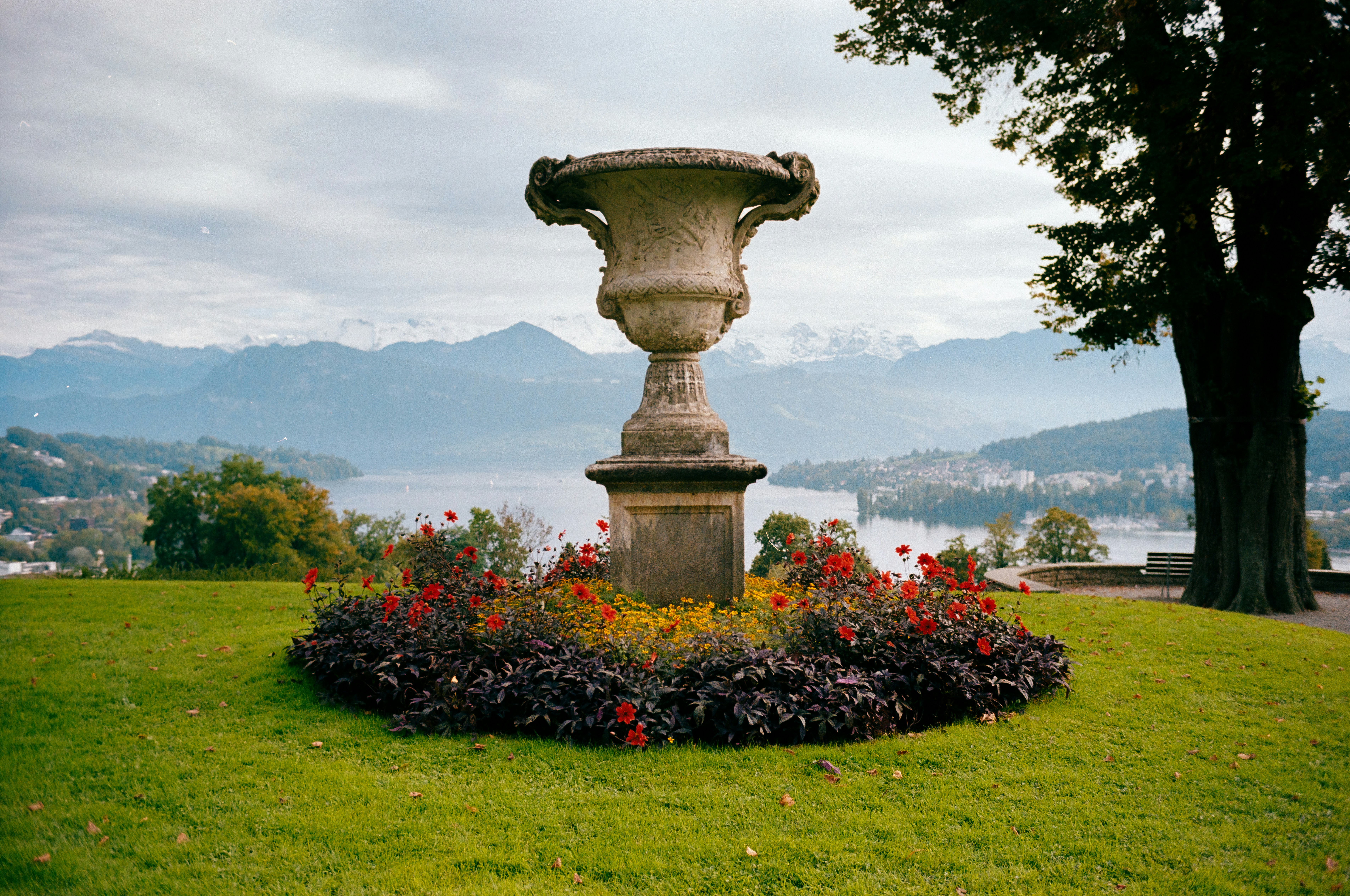 Eine steinerne Urne, die inmitten einer saftig grünen Wiese steht