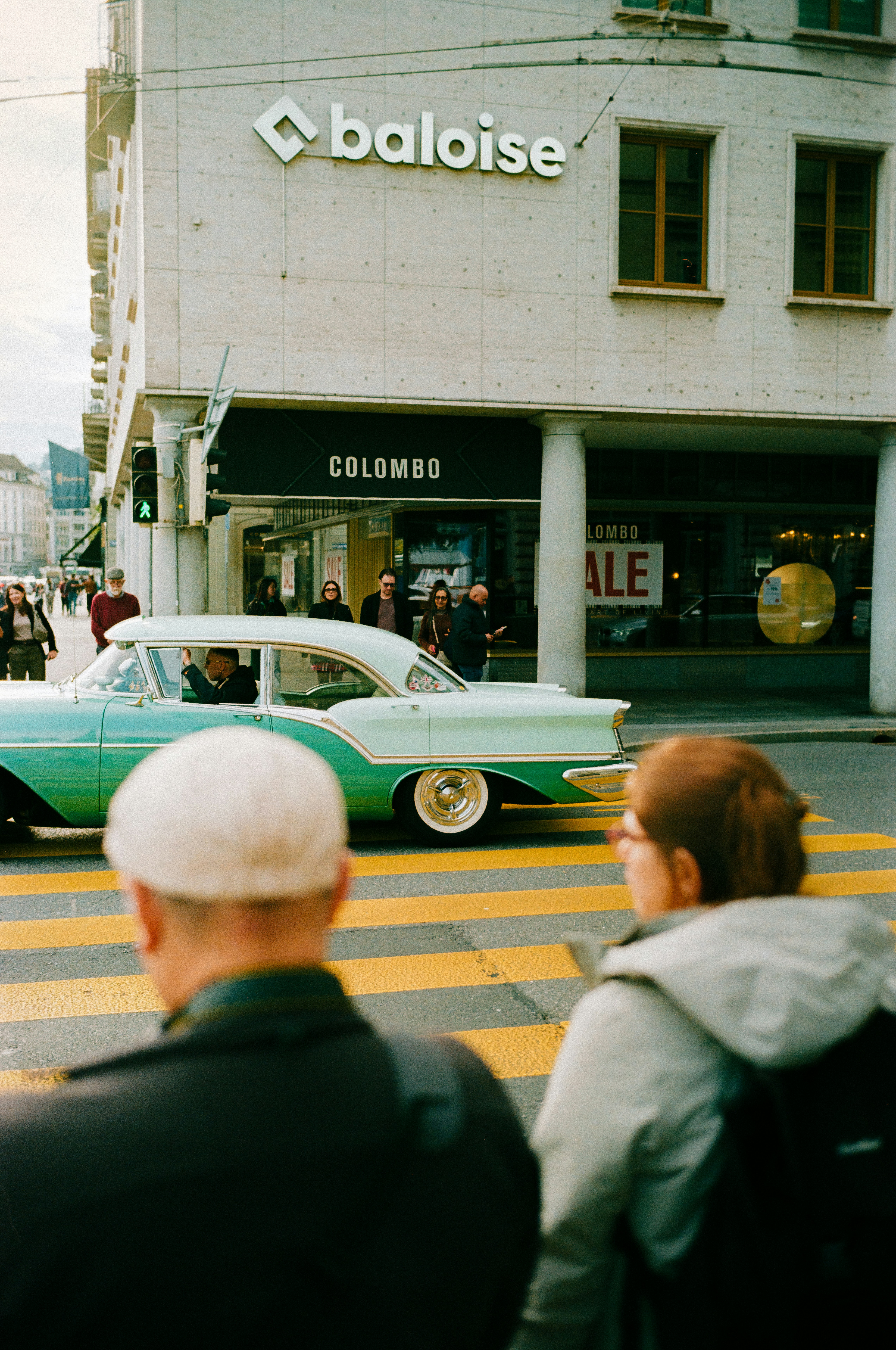 Eine Gruppe von Menschen, die darauf warten, die Straße zu überqueren