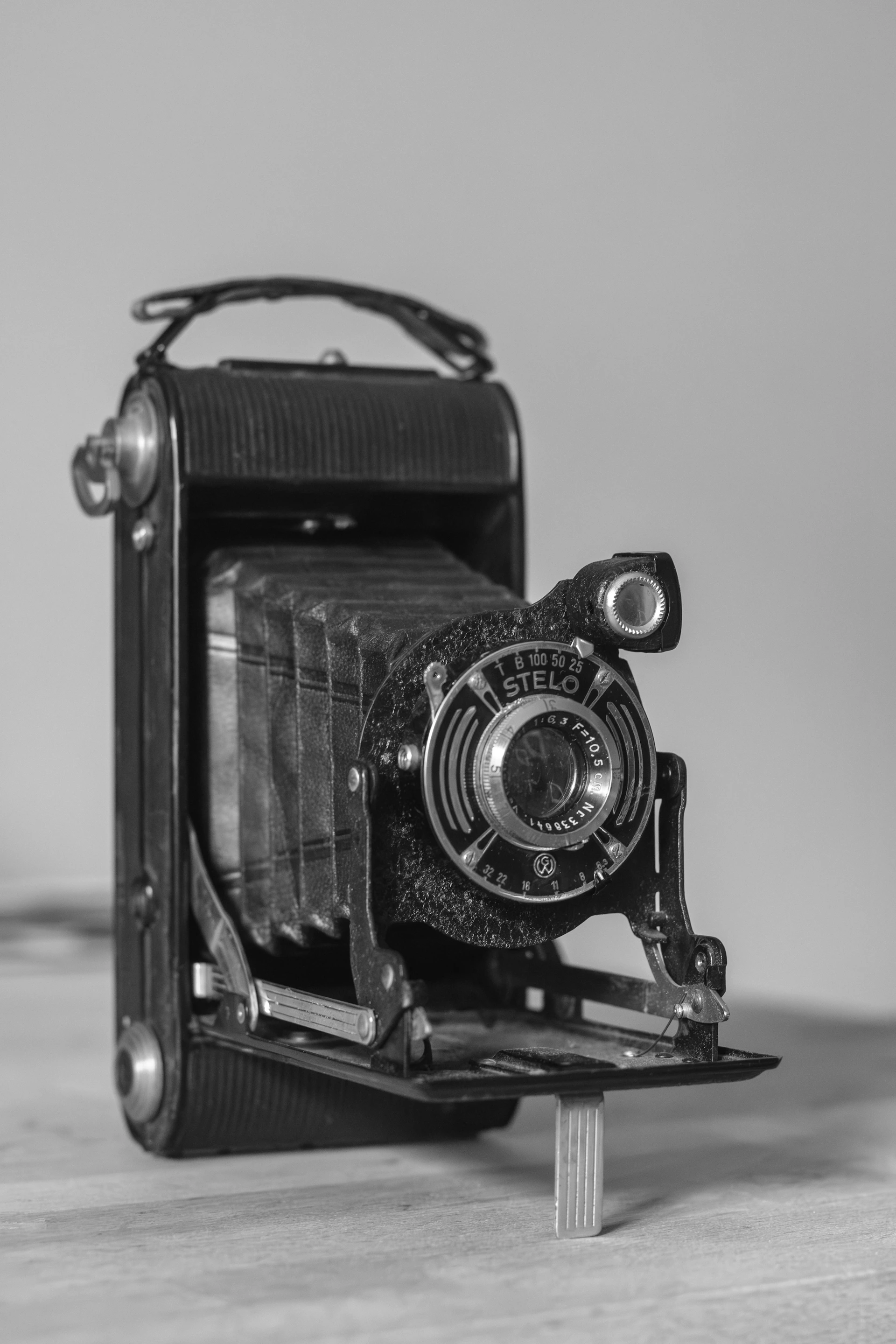 A black and white photo of an old camera