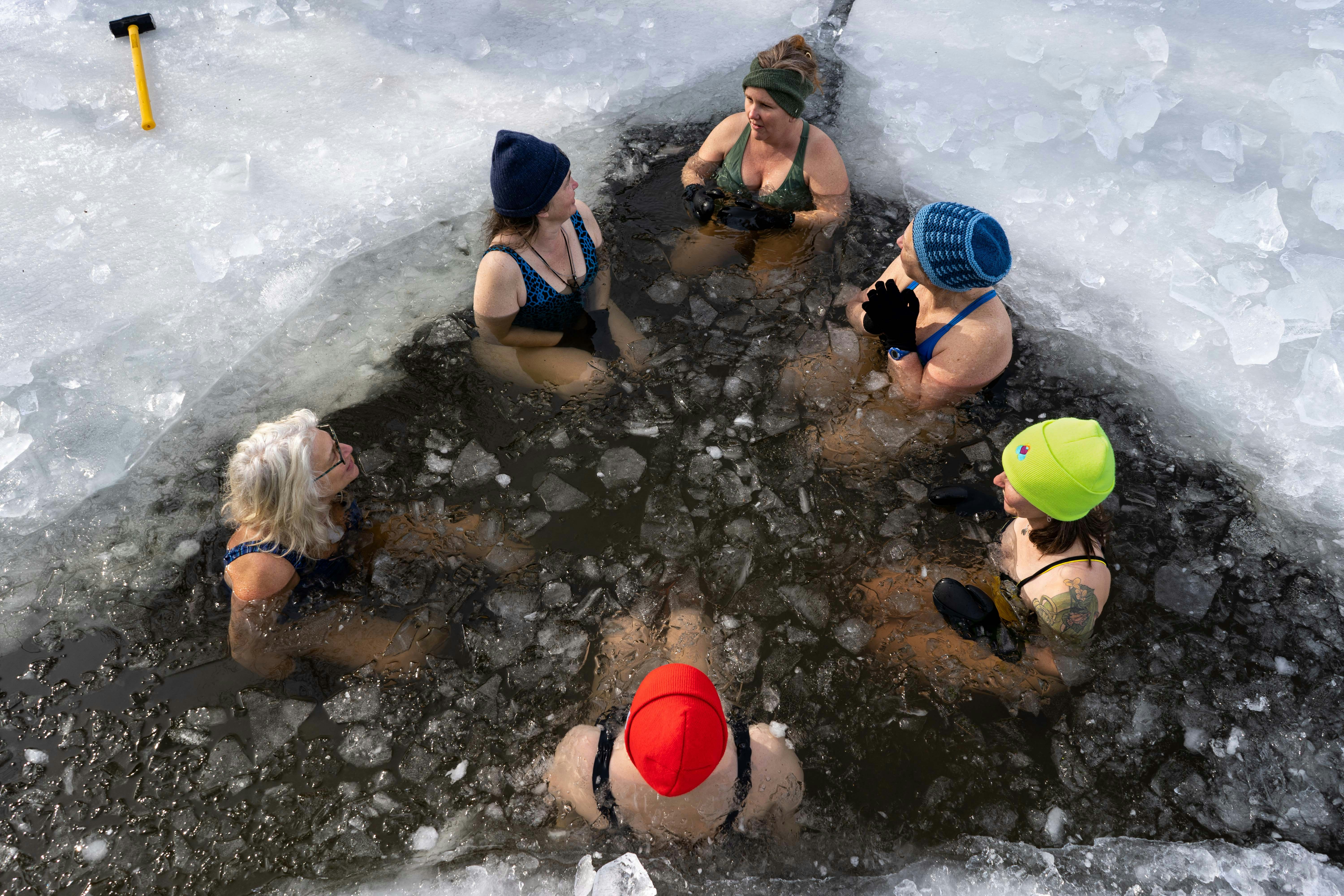 Imersão em Água Fria: O Que Realmente Acontece no Seu Corpo Quando Você Enfrenta o Gelo