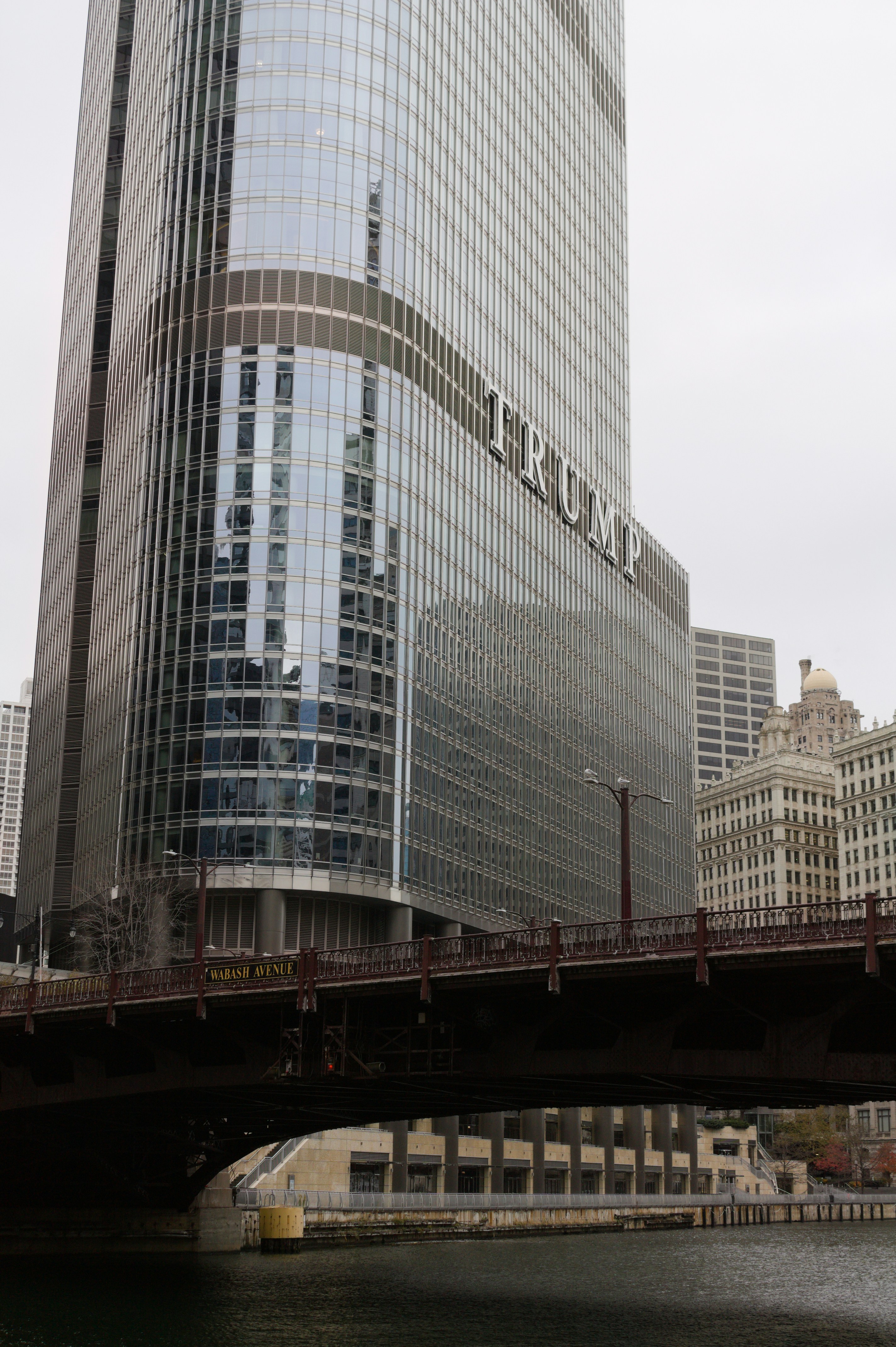 Un edificio muy alto sentado al lado de un puente