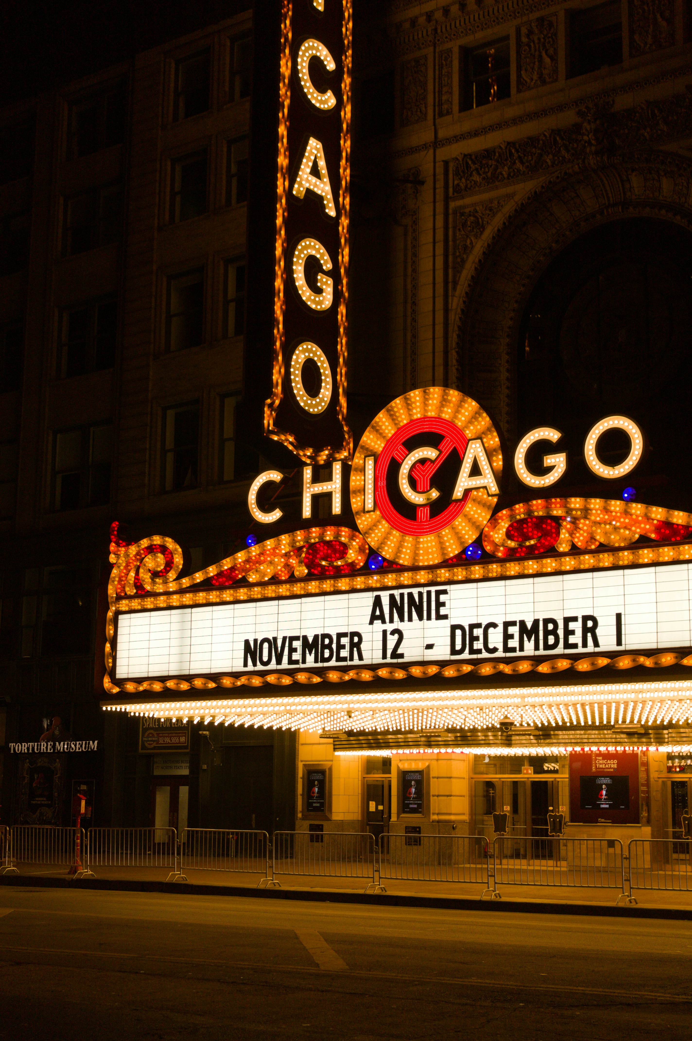 La marquesina de un teatro de Chicago se iluminó por la noche