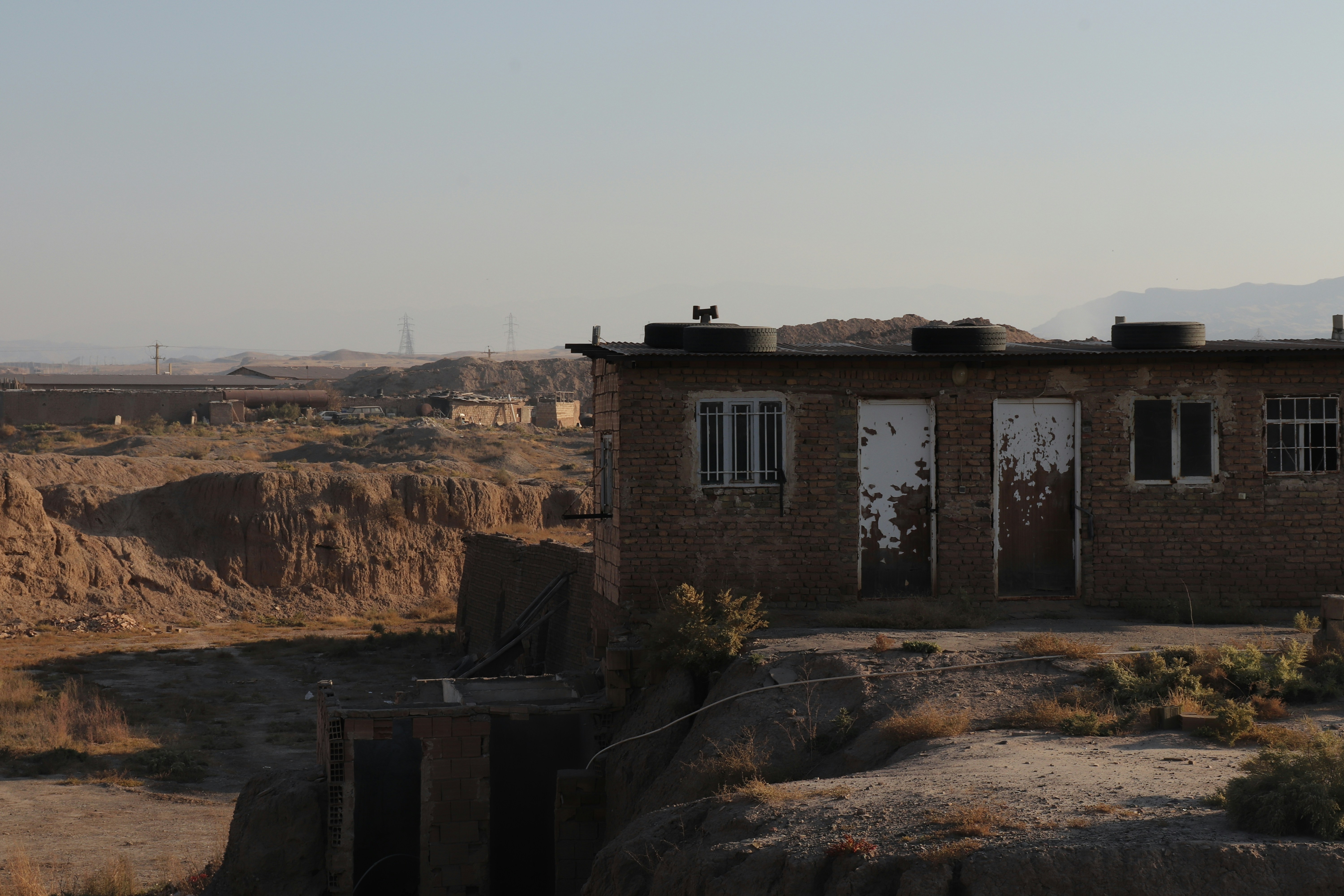 Un vieux bâtiment au milieu de nulle part