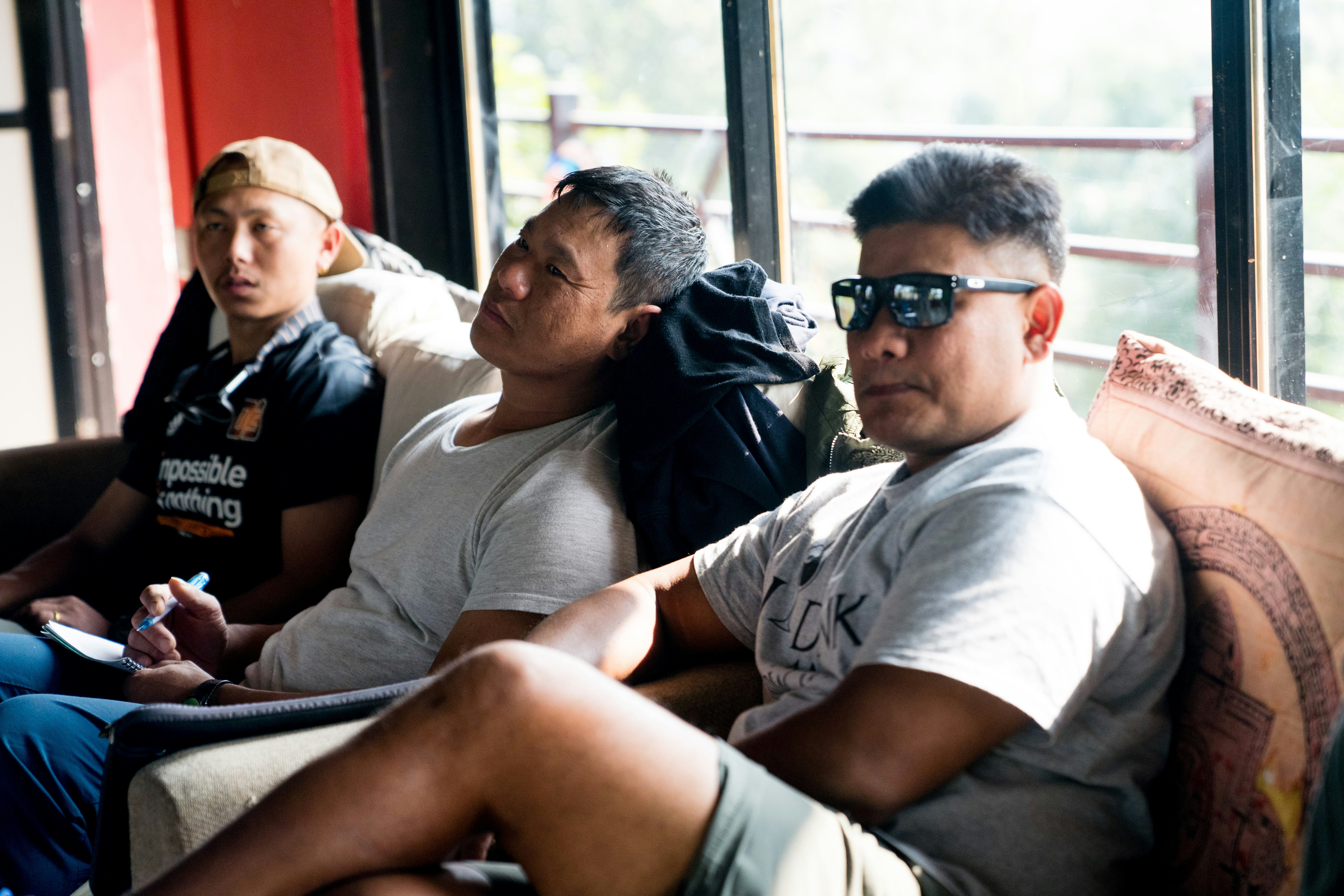Sekelompok orang duduk di atas sofa