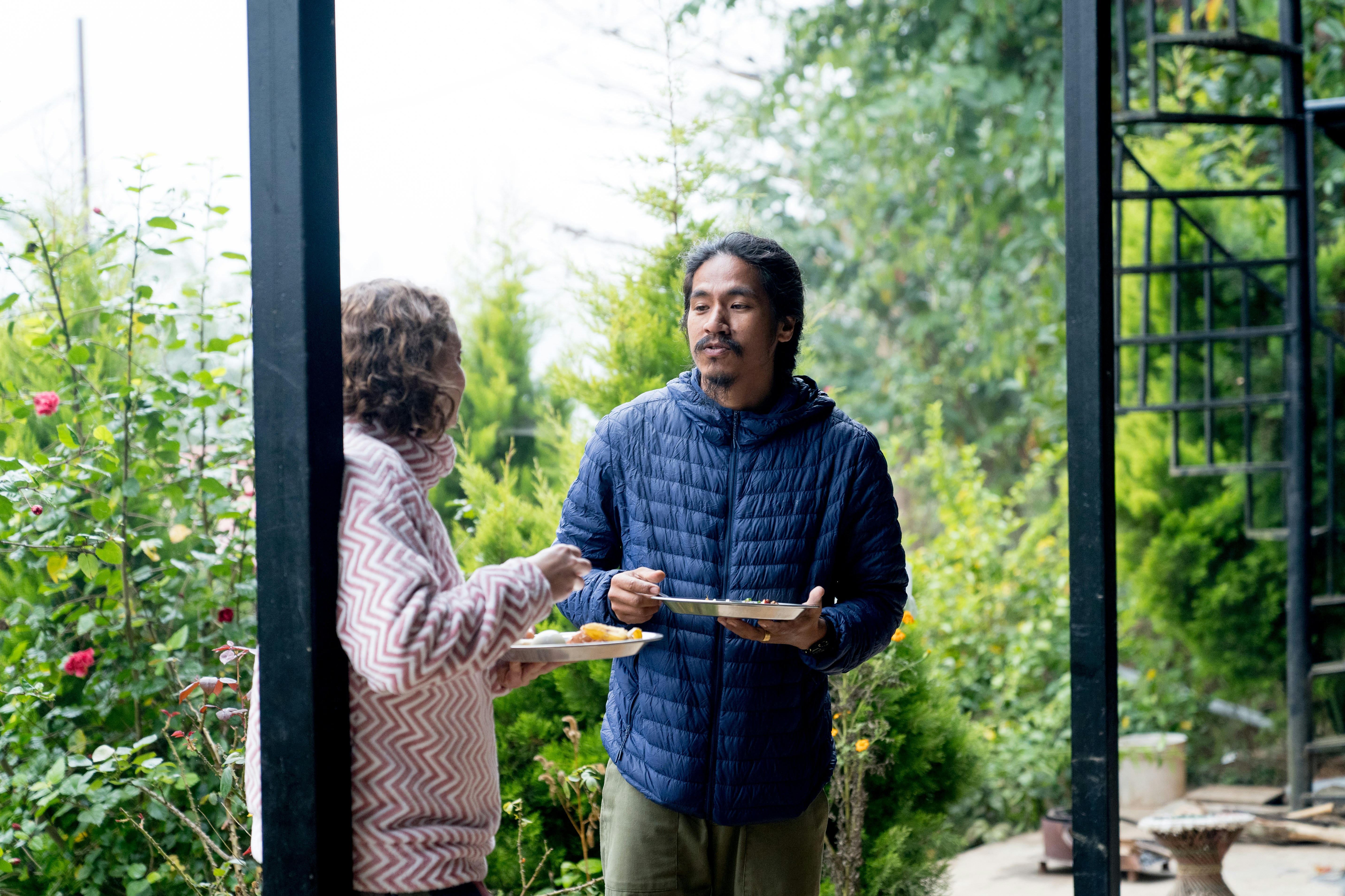 friendly landscaper talking to a homeowner - Mulch Delivery Saugus MA