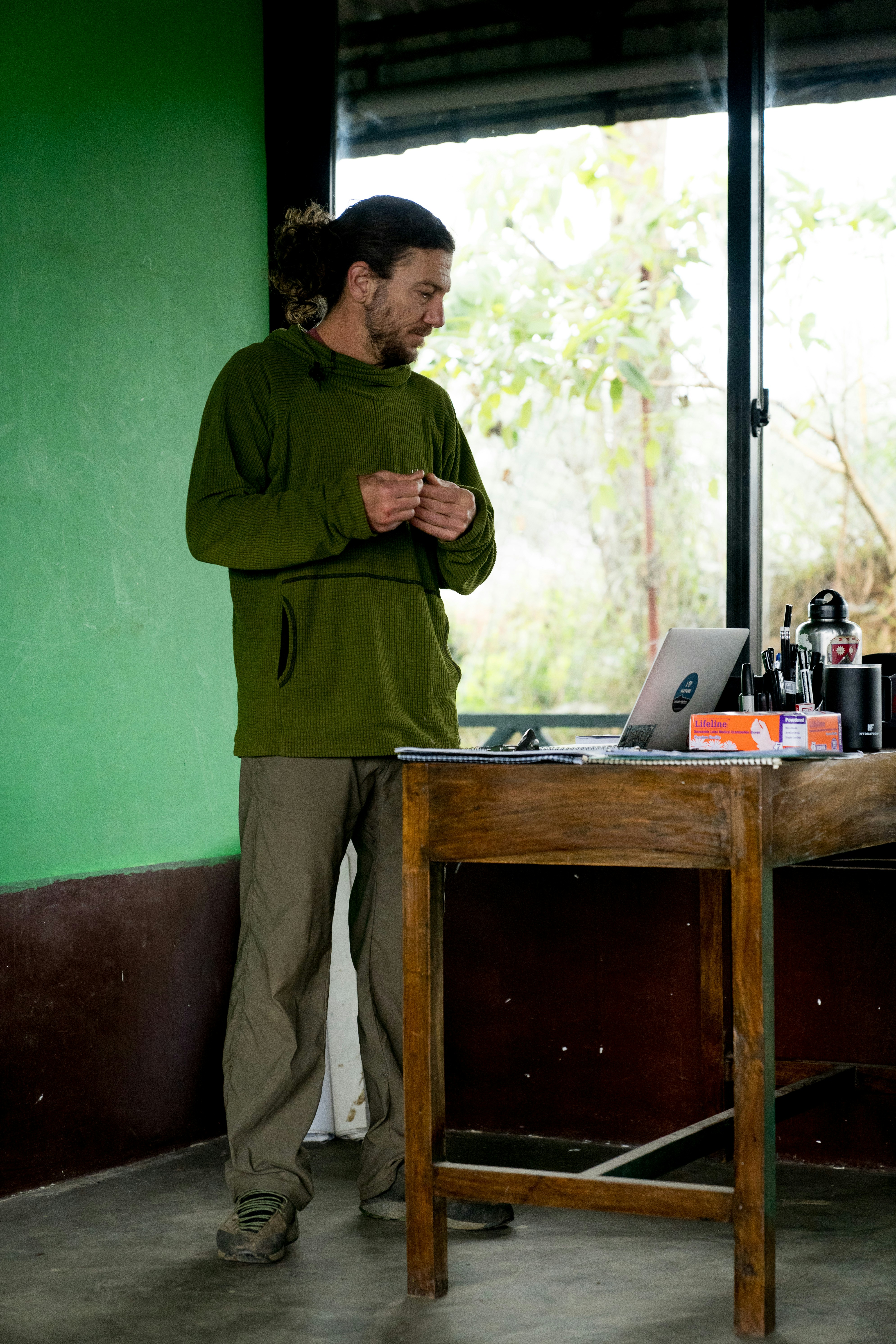 Image of bookkeeper collaborating with a small business owner