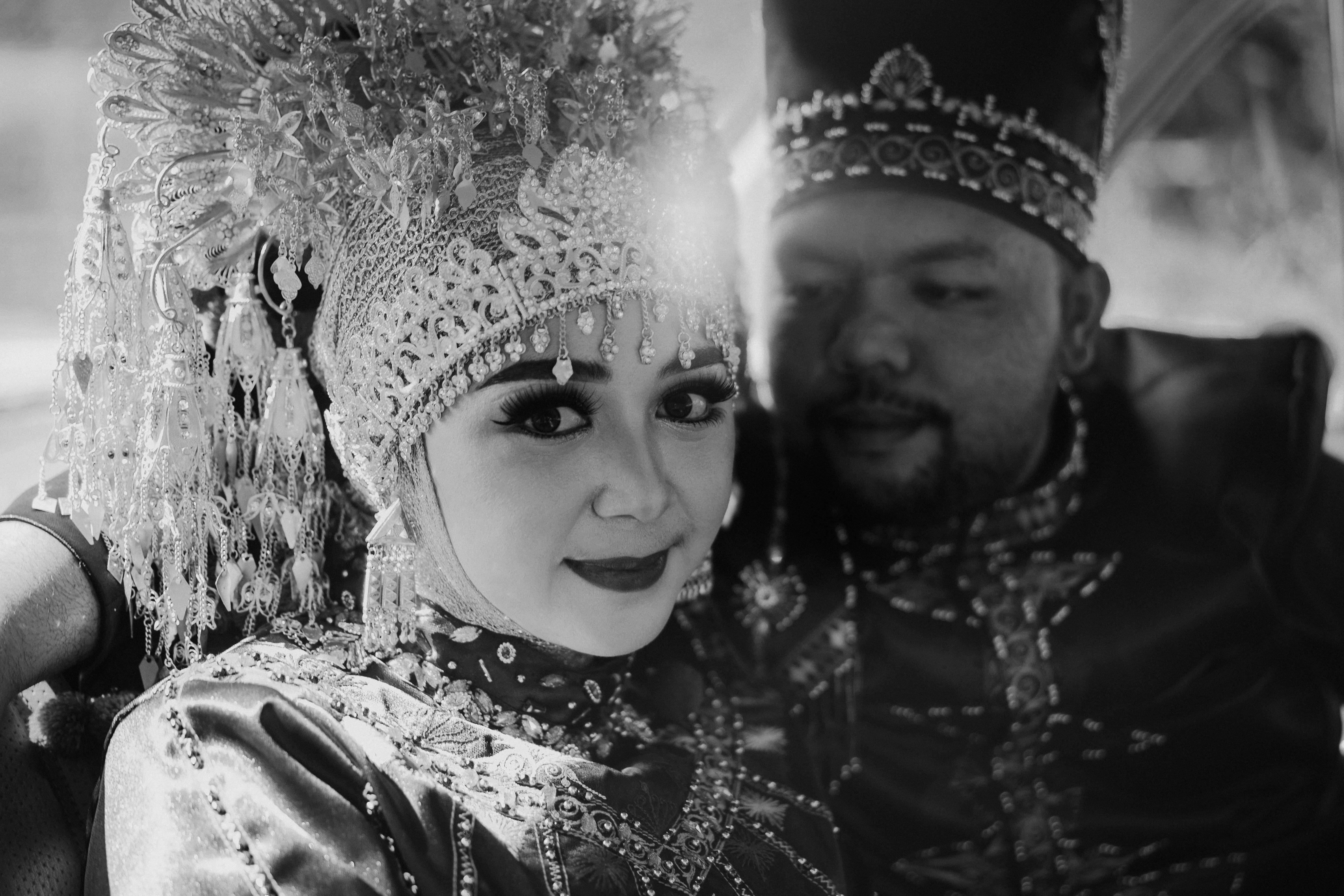 Seorang pria dan seorang wanita mengenakan kostum