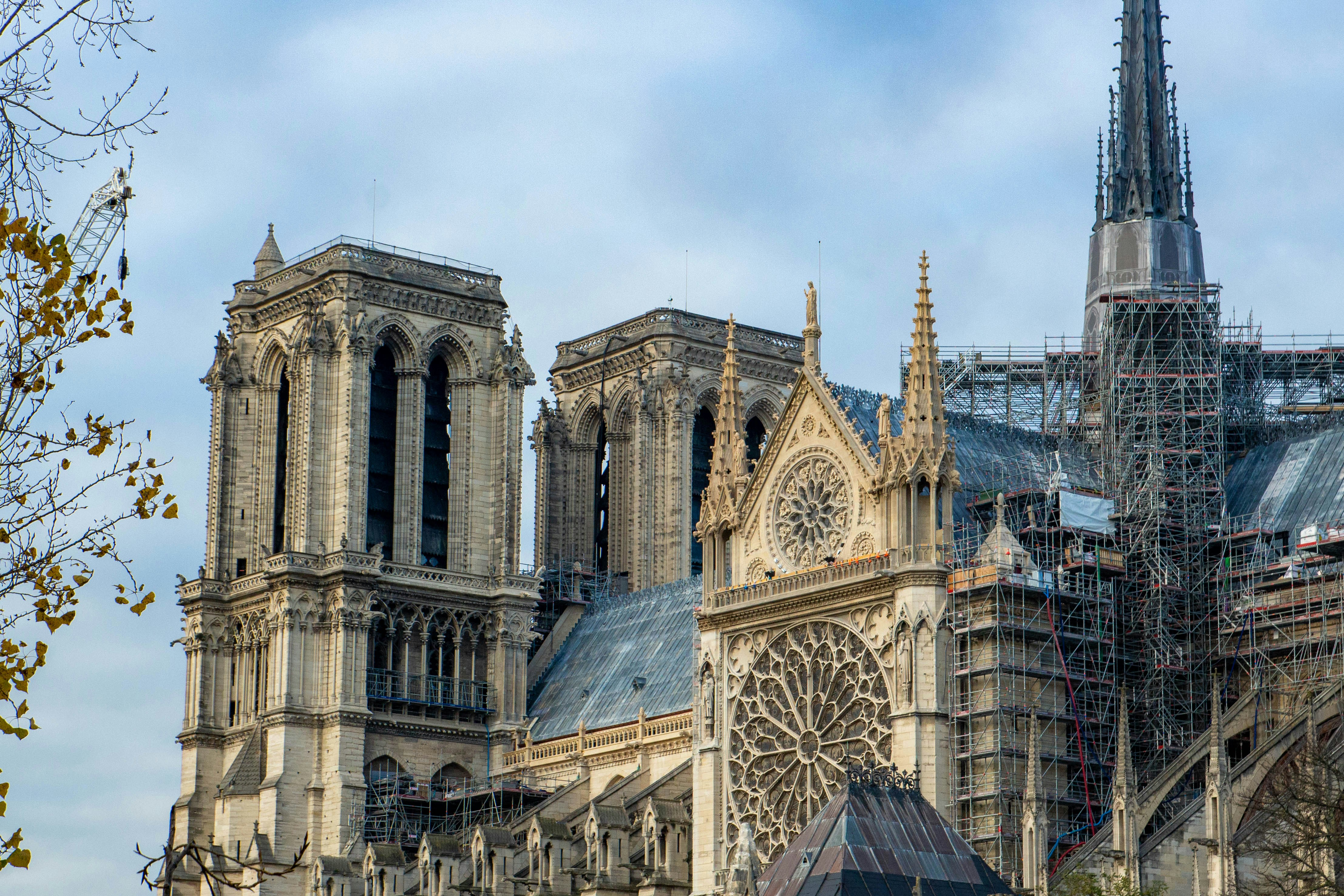 Eine große Kathedrale mit einer Uhr auf der Vorderseite
