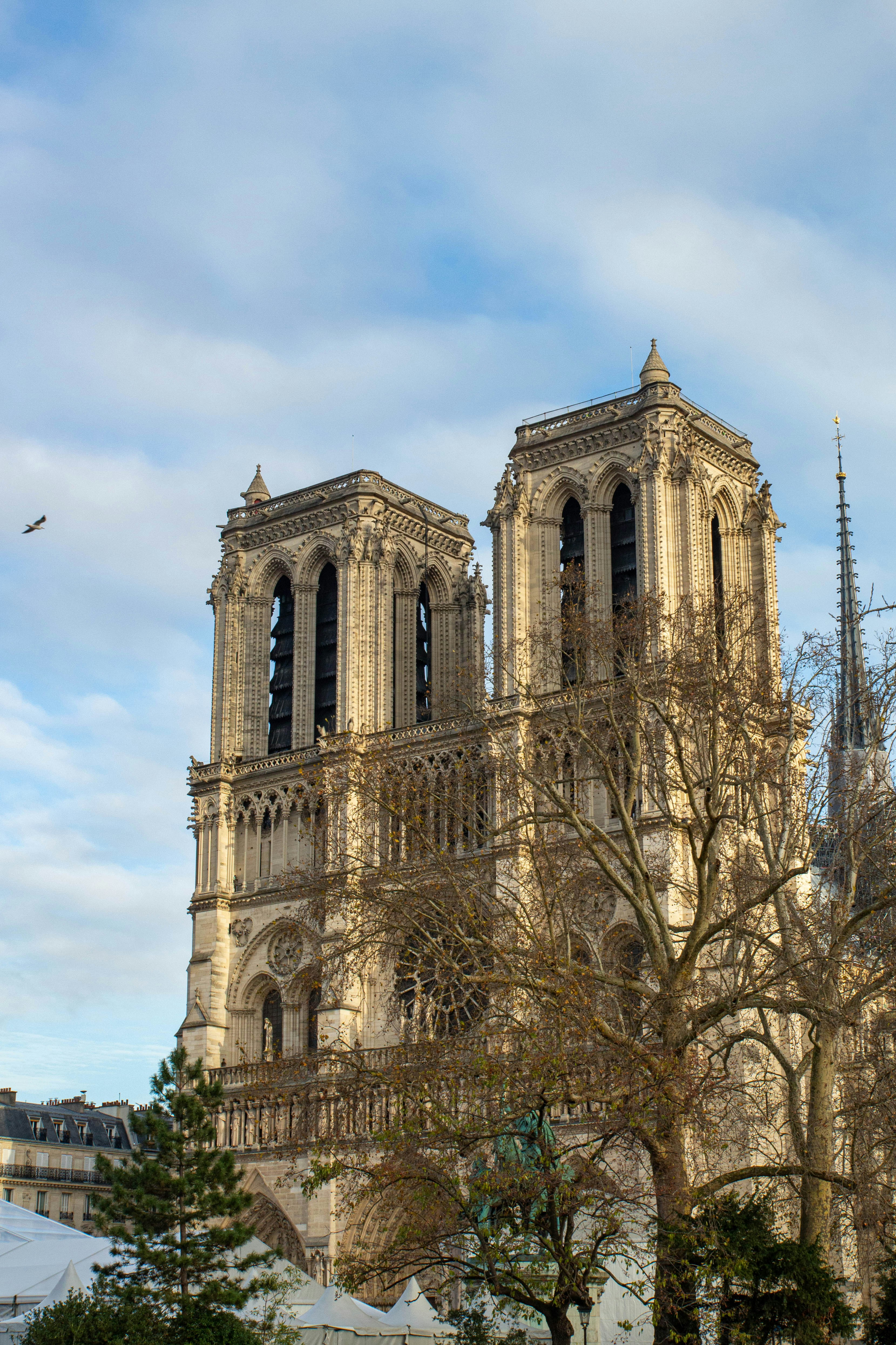 Eine große Kathedrale mit einer Uhr auf der Vorderseite